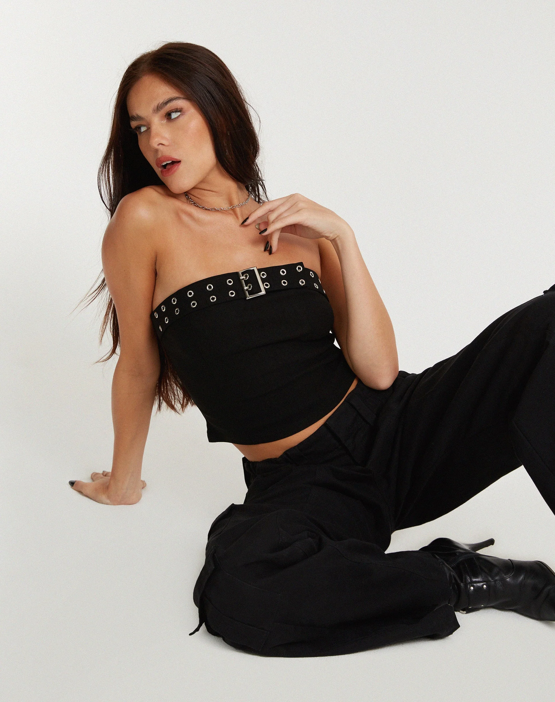 Bertha Trägerloses Crop-Top in Schwarz mit Ösen - Image 4