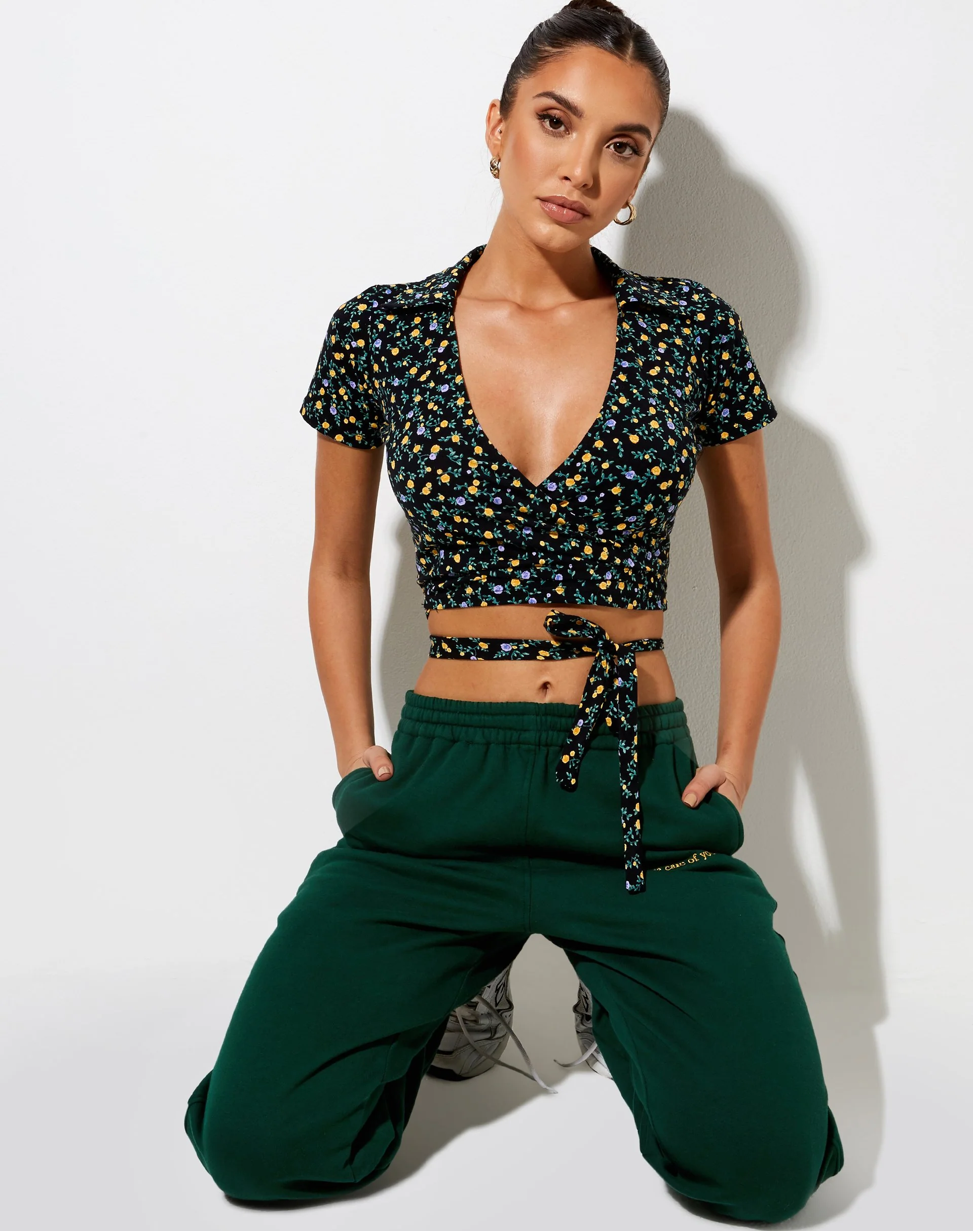 Bilar Crop Top aus fließender Blume Schwarz