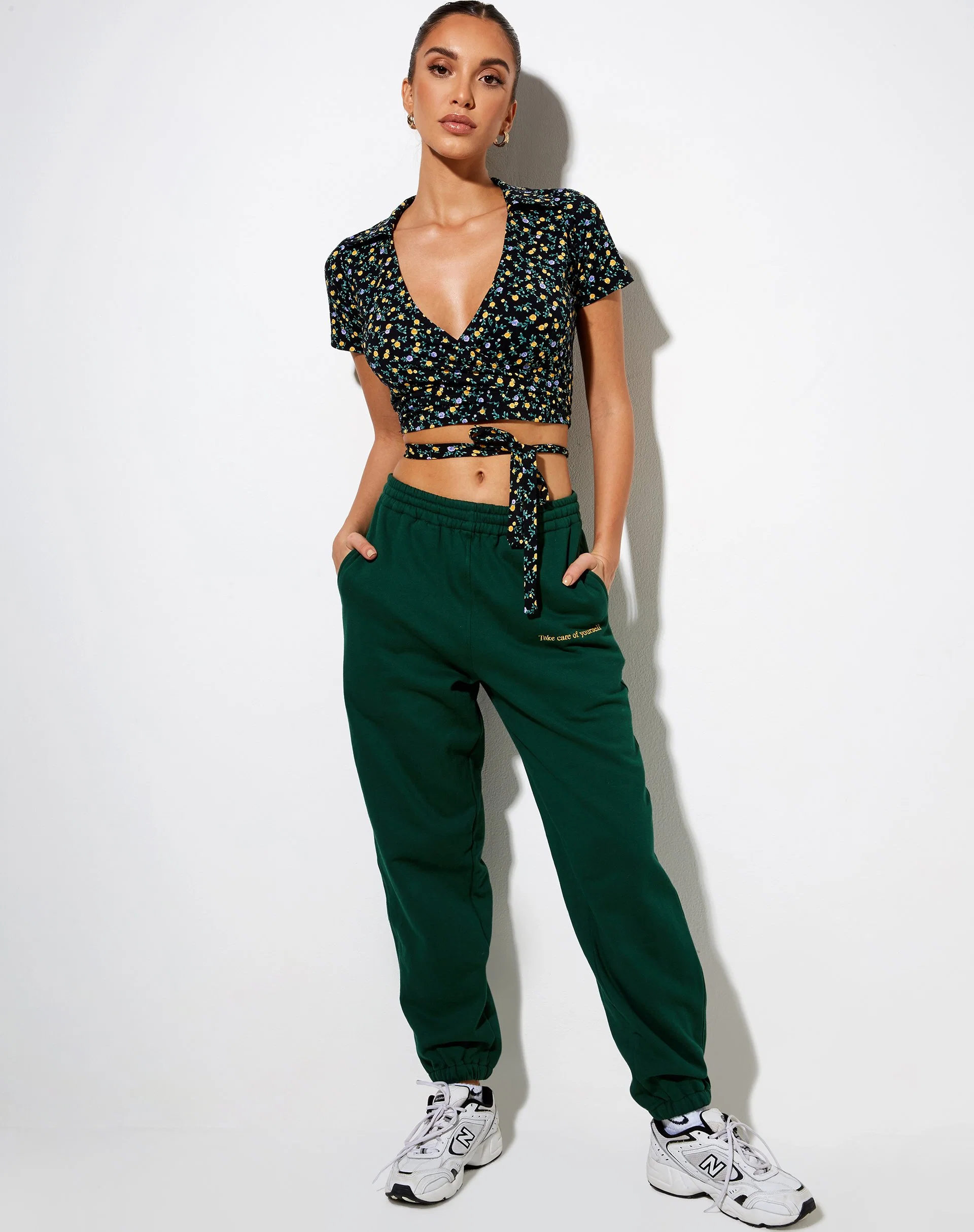 Bilar Crop Top aus fließender Blume Schwarz - Image 3