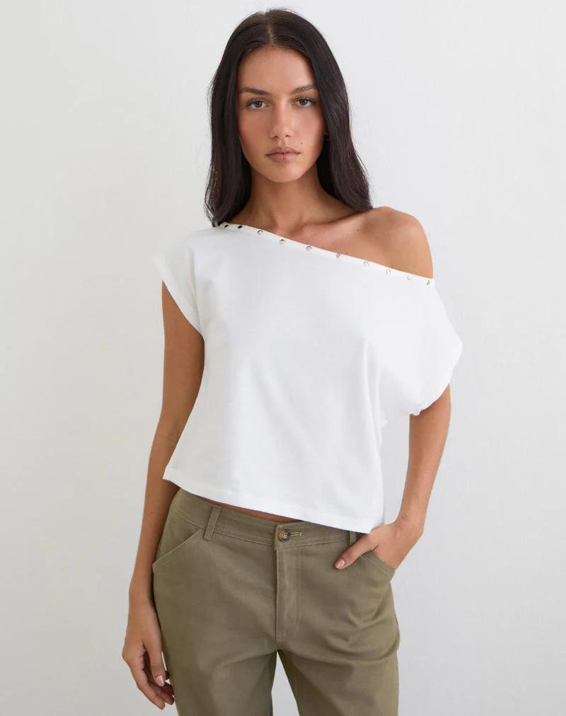 Bizzy Top mit Nietenverzierung am Ausschnitt in Off-White