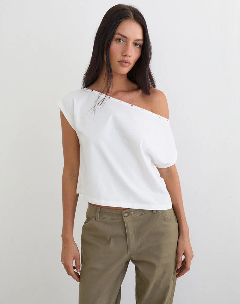 Bizzy Top mit Nietenverzierung am Ausschnitt in Off-White - Image 3