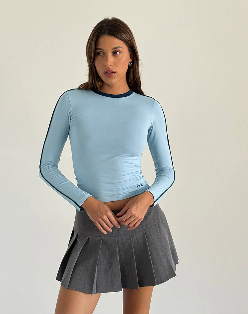 Bonija Langarm-Top in Nantucketblau mit marineblauen Paspeln und M-Stickerei