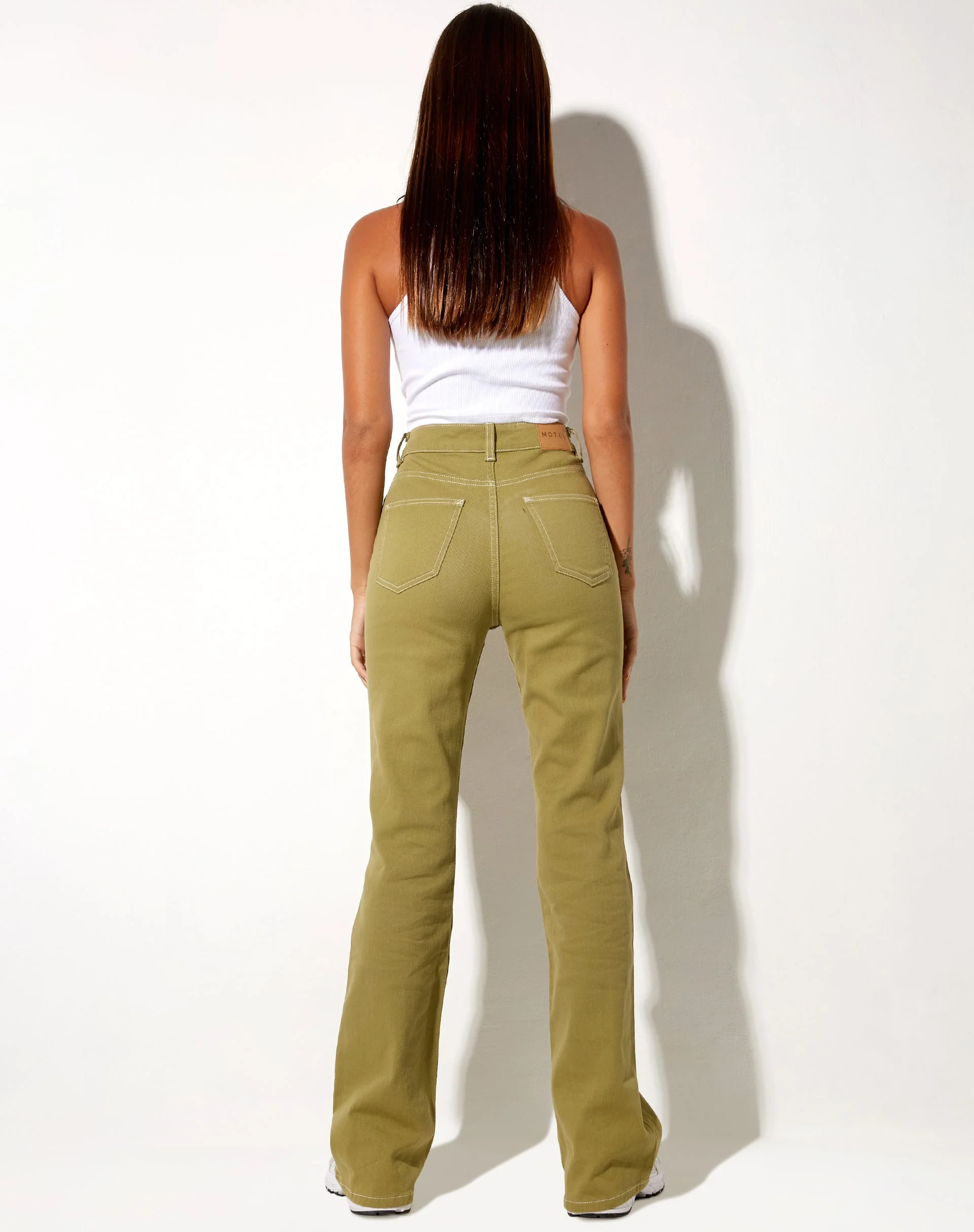 Bootleg Jeans in Grünem Moos - Image 4