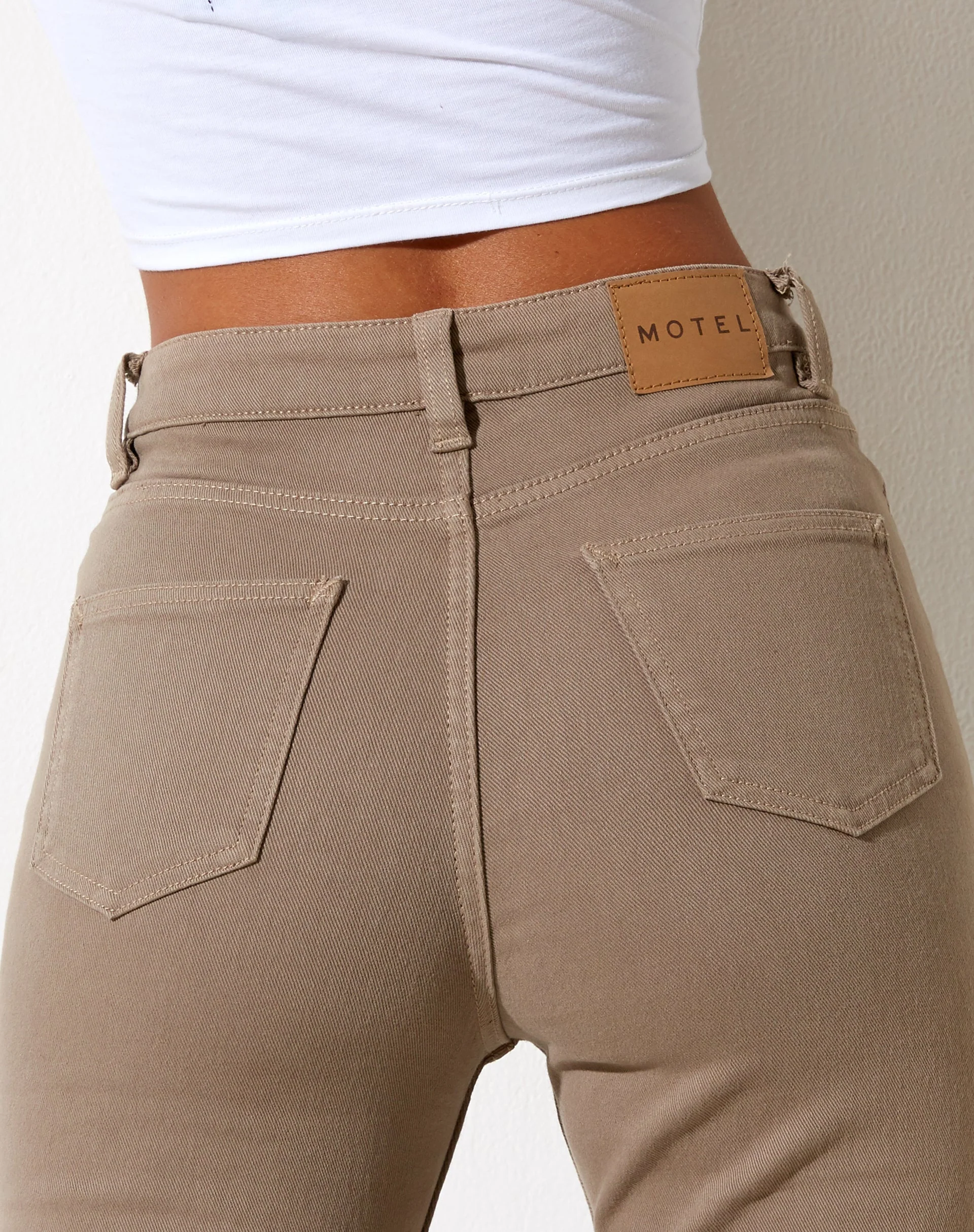 Bootleg Jeans in Gebranntem Olivgrün - Image 6