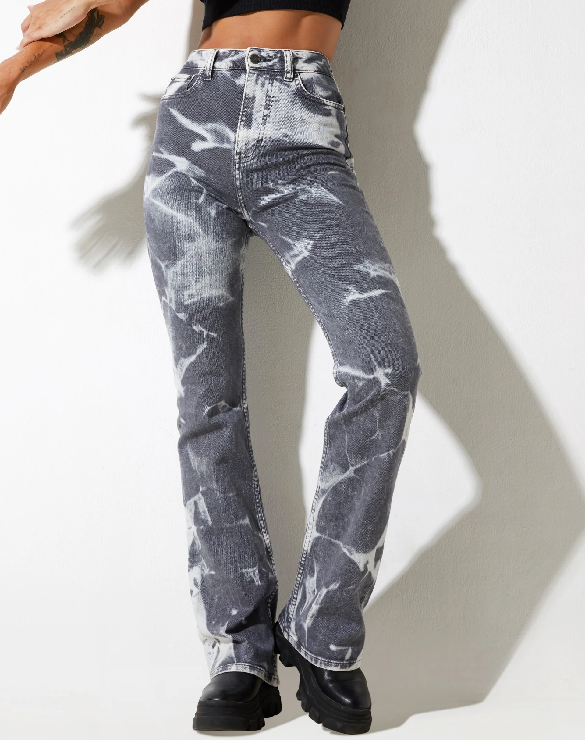 Bootleg Jeans in Laser Smoke Grau - Image 20