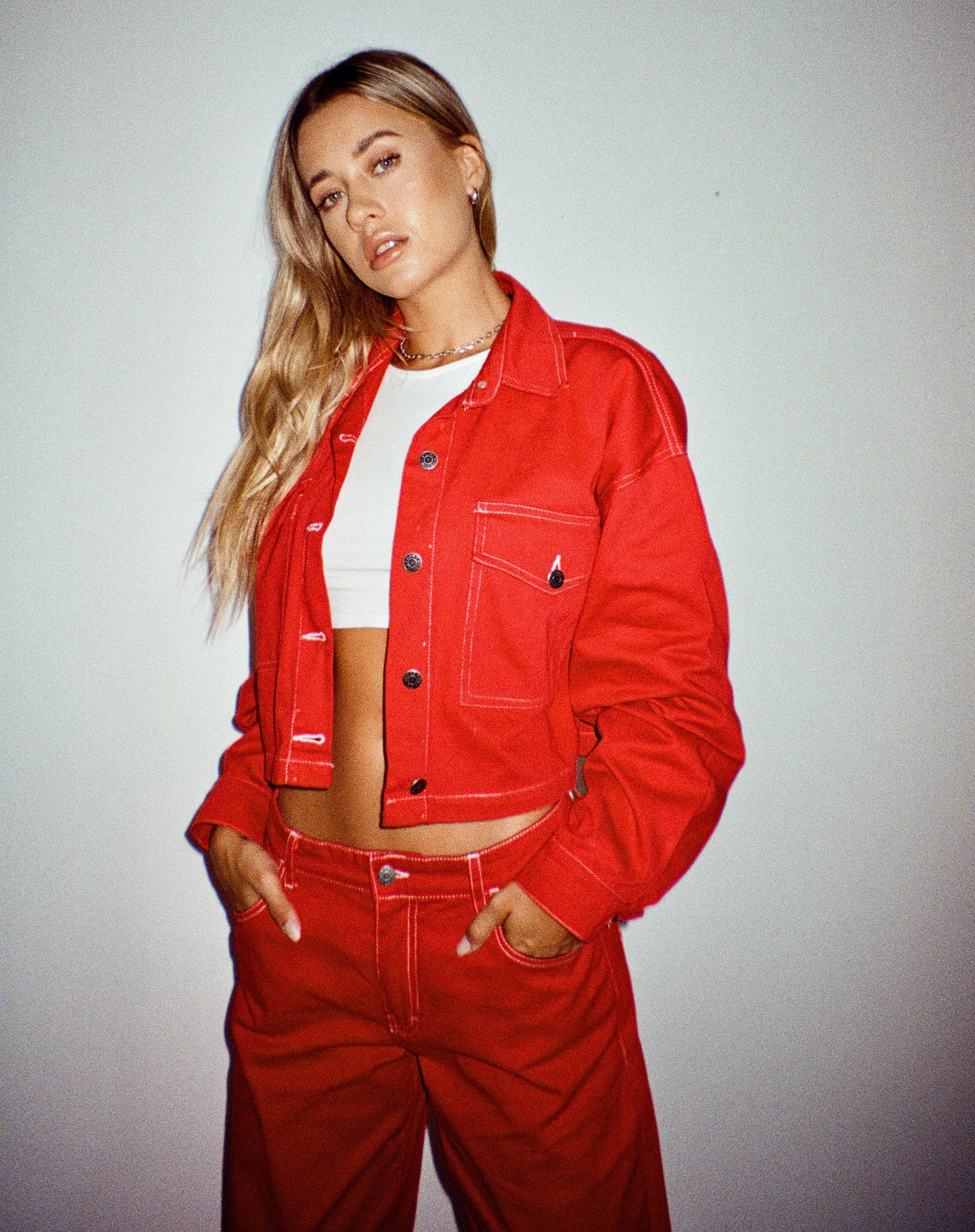 Boxy Denim Jacke in Racing Rot mit weißer Naht