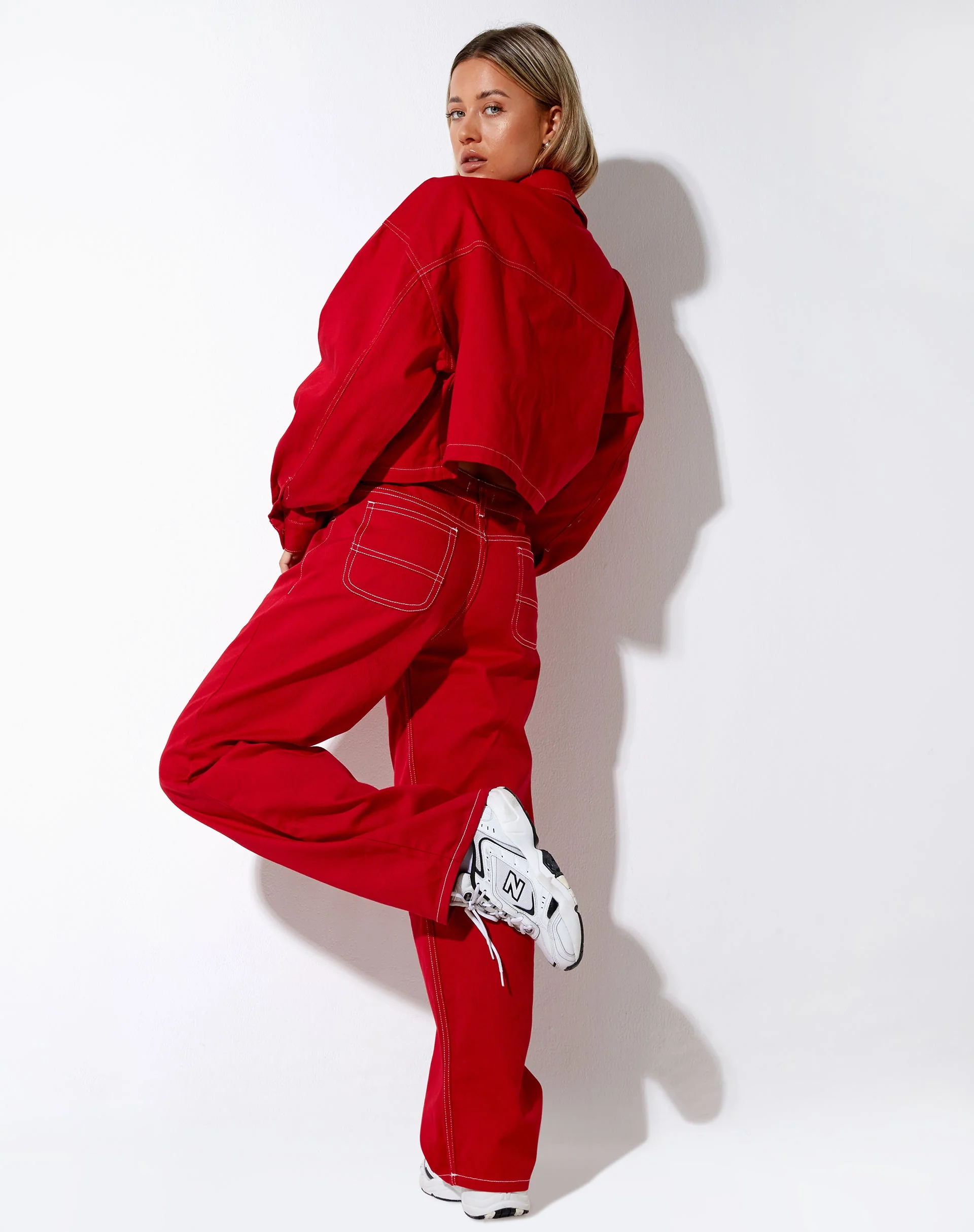 Boxy Denim Jacke in Racing Rot mit weißer Naht - Image 5