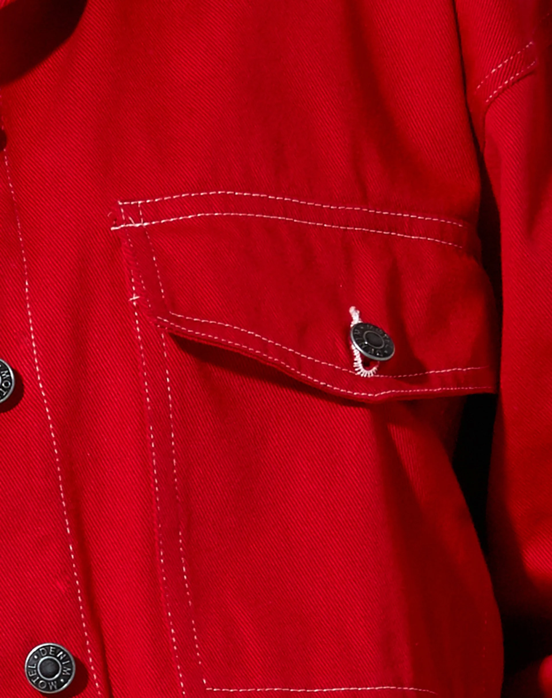 Boxy Denim Jacke in Racing Rot mit weißer Naht - Image 6