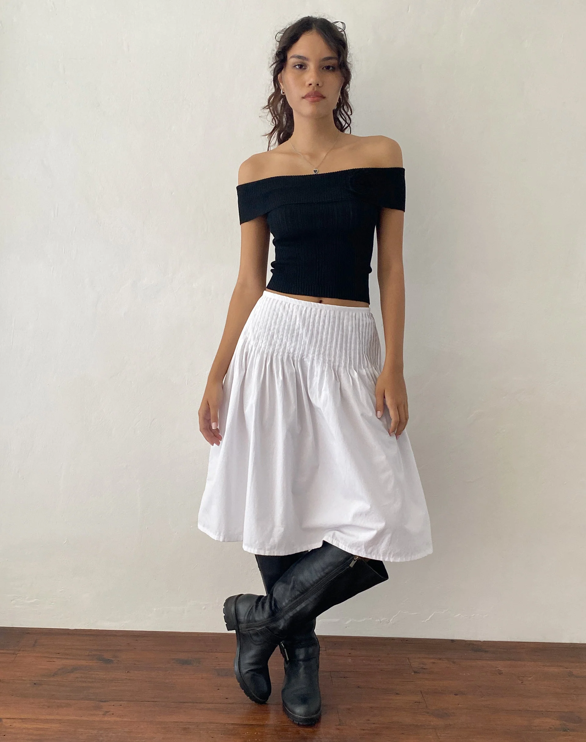 Brenda Gestricktes Bardot-Top in Schwarz mit Rosette - Image 2