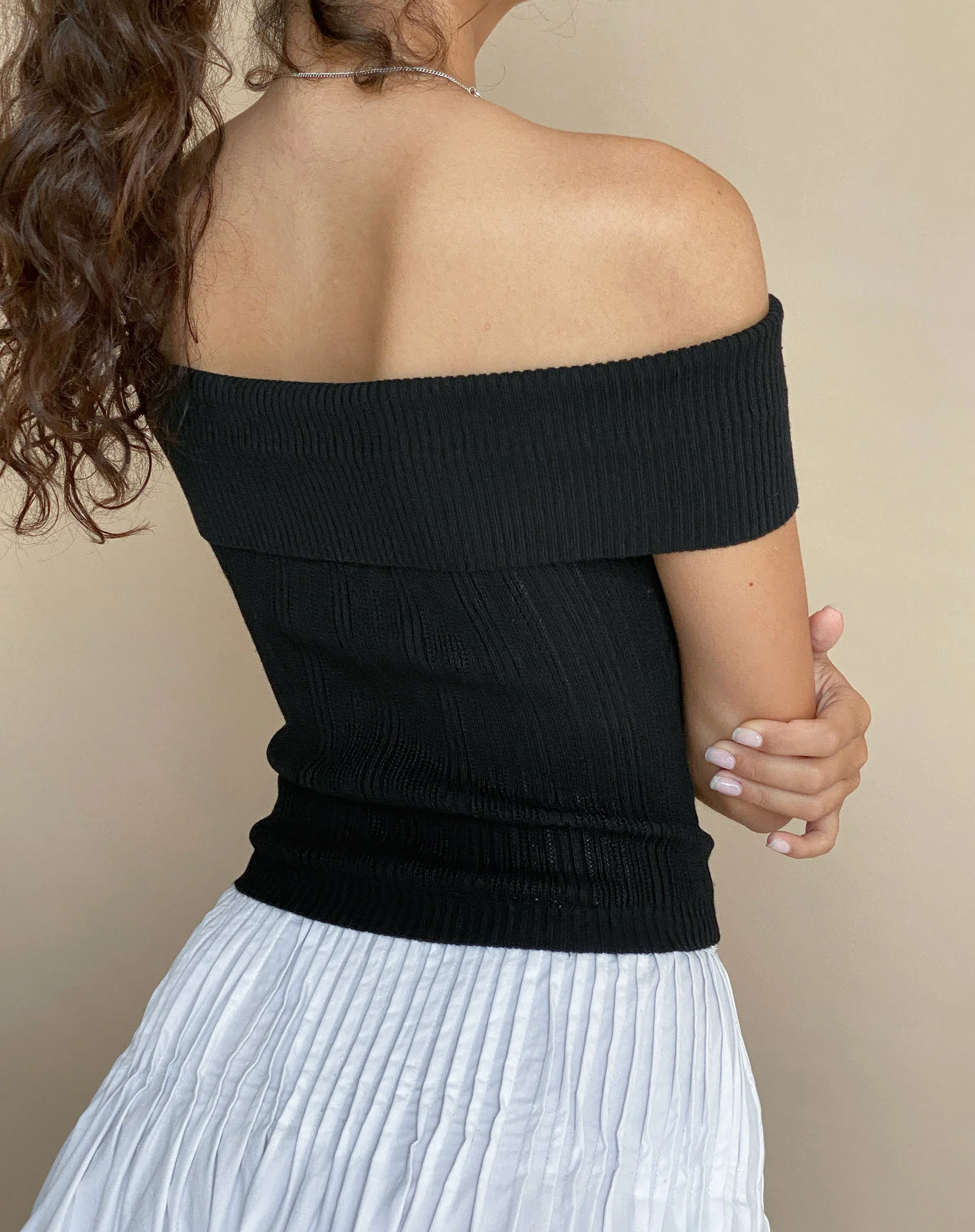Brenda Gestricktes Bardot-Top in Schwarz mit Rosette - Image 4