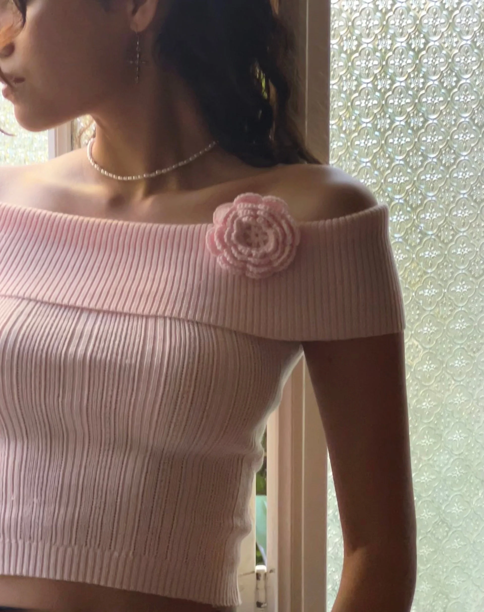 Brenda Gestricktes Bardot-Top in Rosa mit Rosette - Image 3