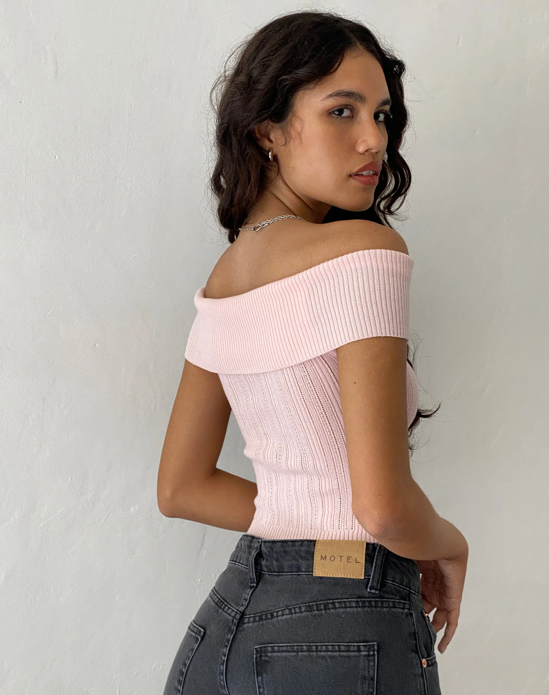 Brenda Gestricktes Bardot-Top in Rosa mit Rosette - Image 4