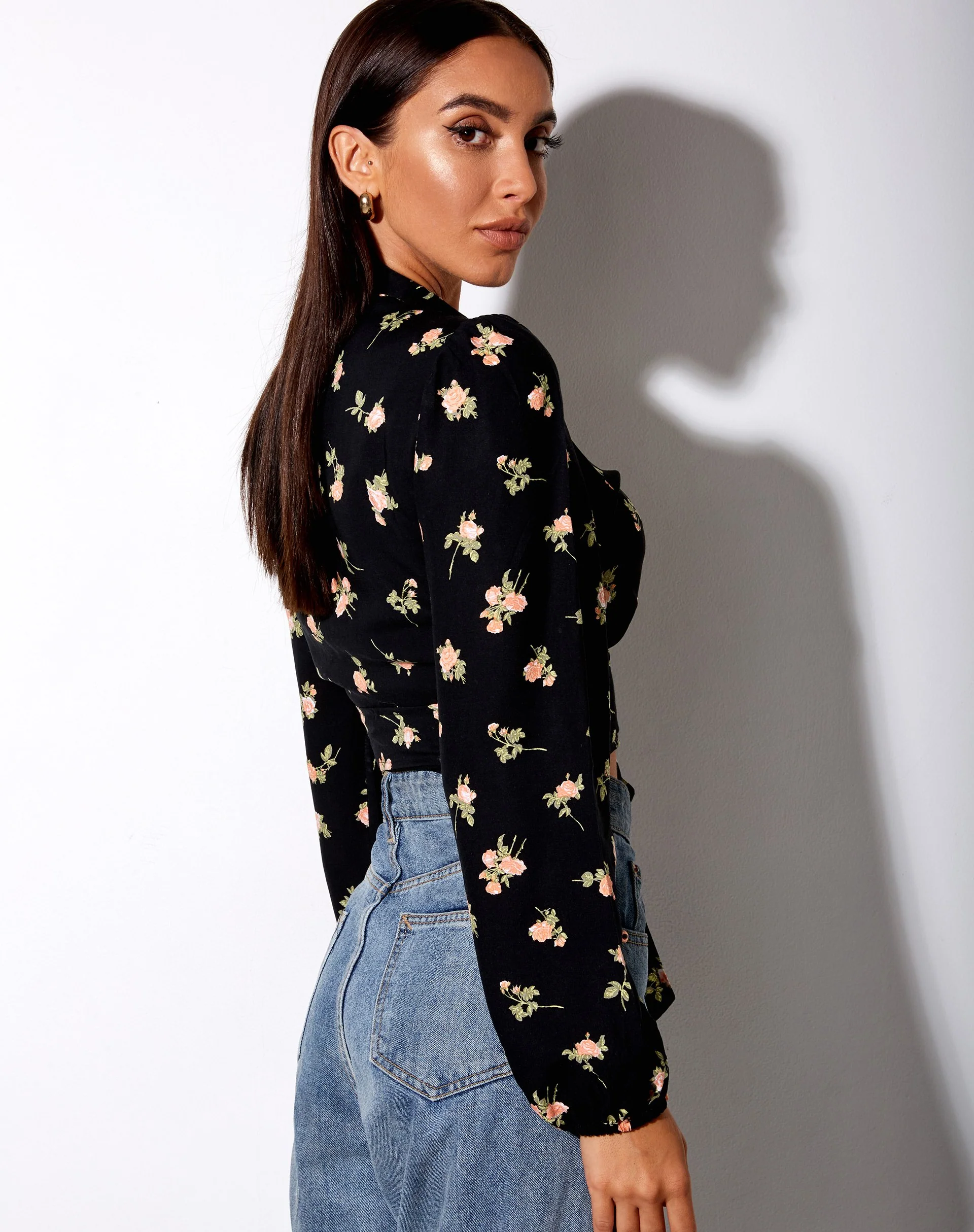 Briza Crop Top in Rose Garden Schwarz - Image 4
