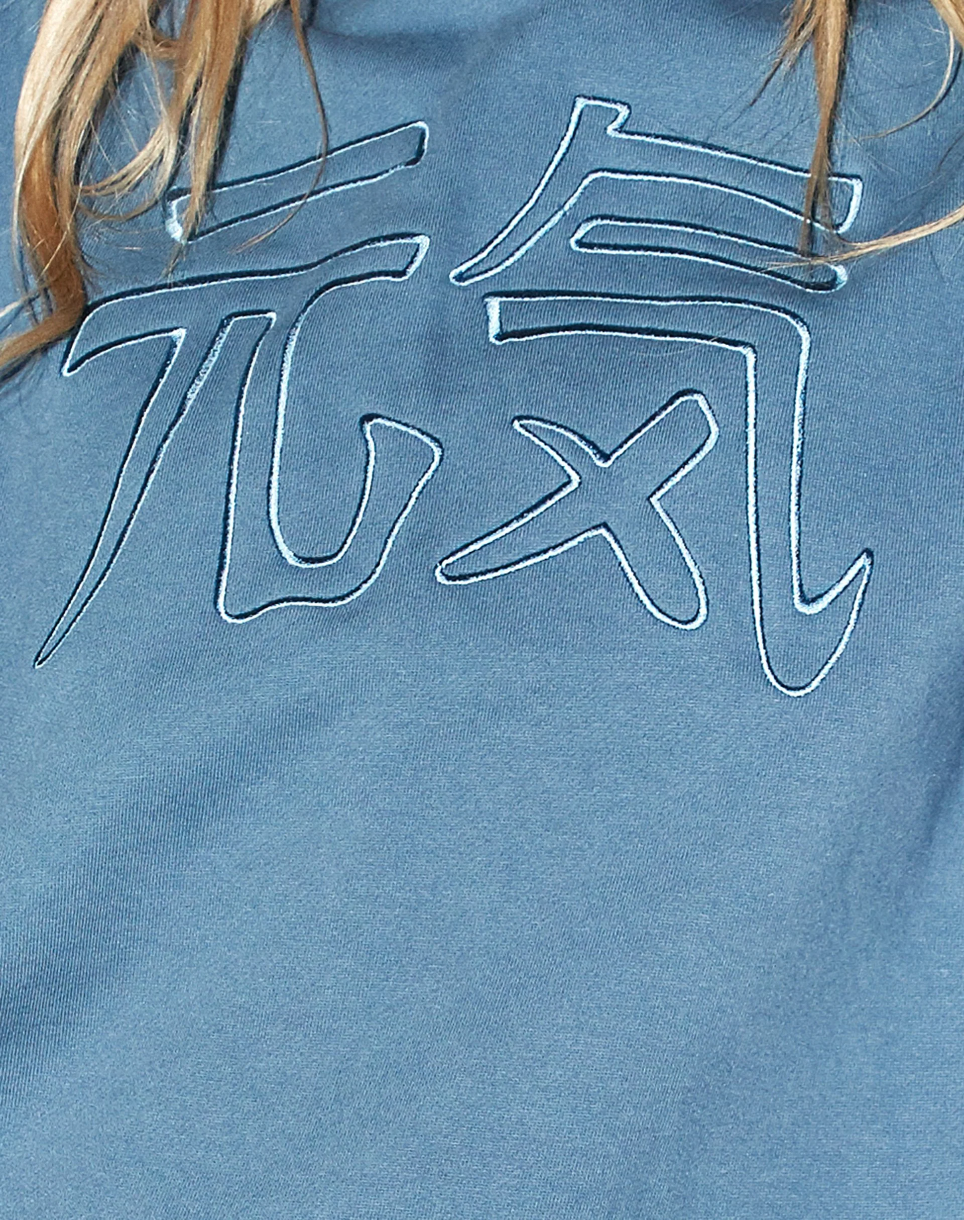 Bungee-Kapuzenpullover in Mineralblau mit japanischer 'Spirit'-Stickerei - Image 7