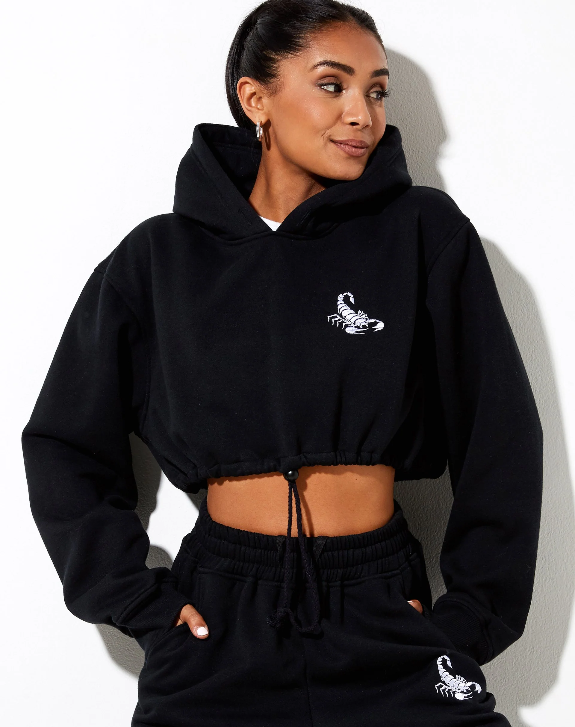Caden Hoodie in Schwarz mit weißer Skorpion-Stickerei - Image 3