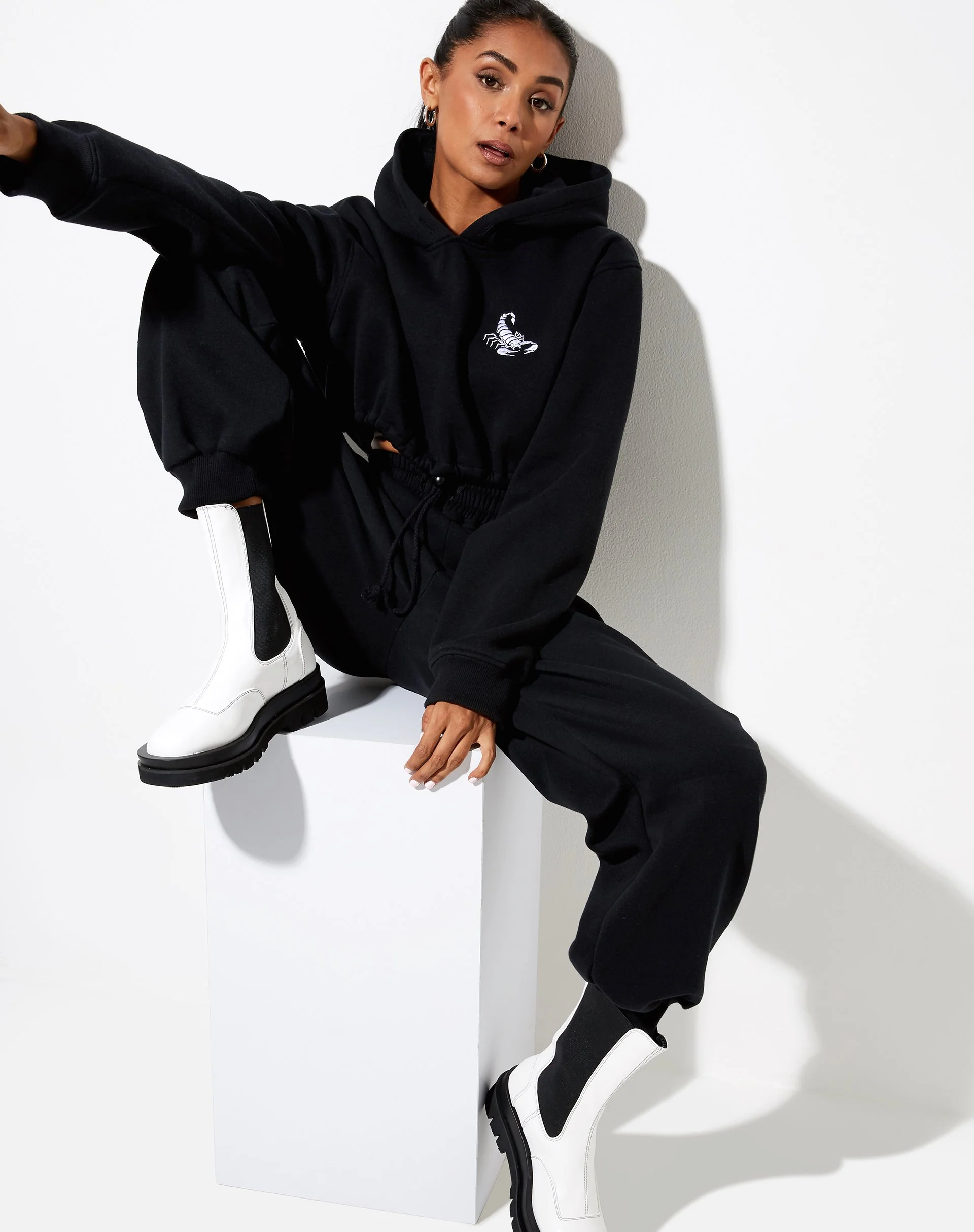 Caden Hoodie in Schwarz mit weißer Skorpion-Stickerei - Image 5