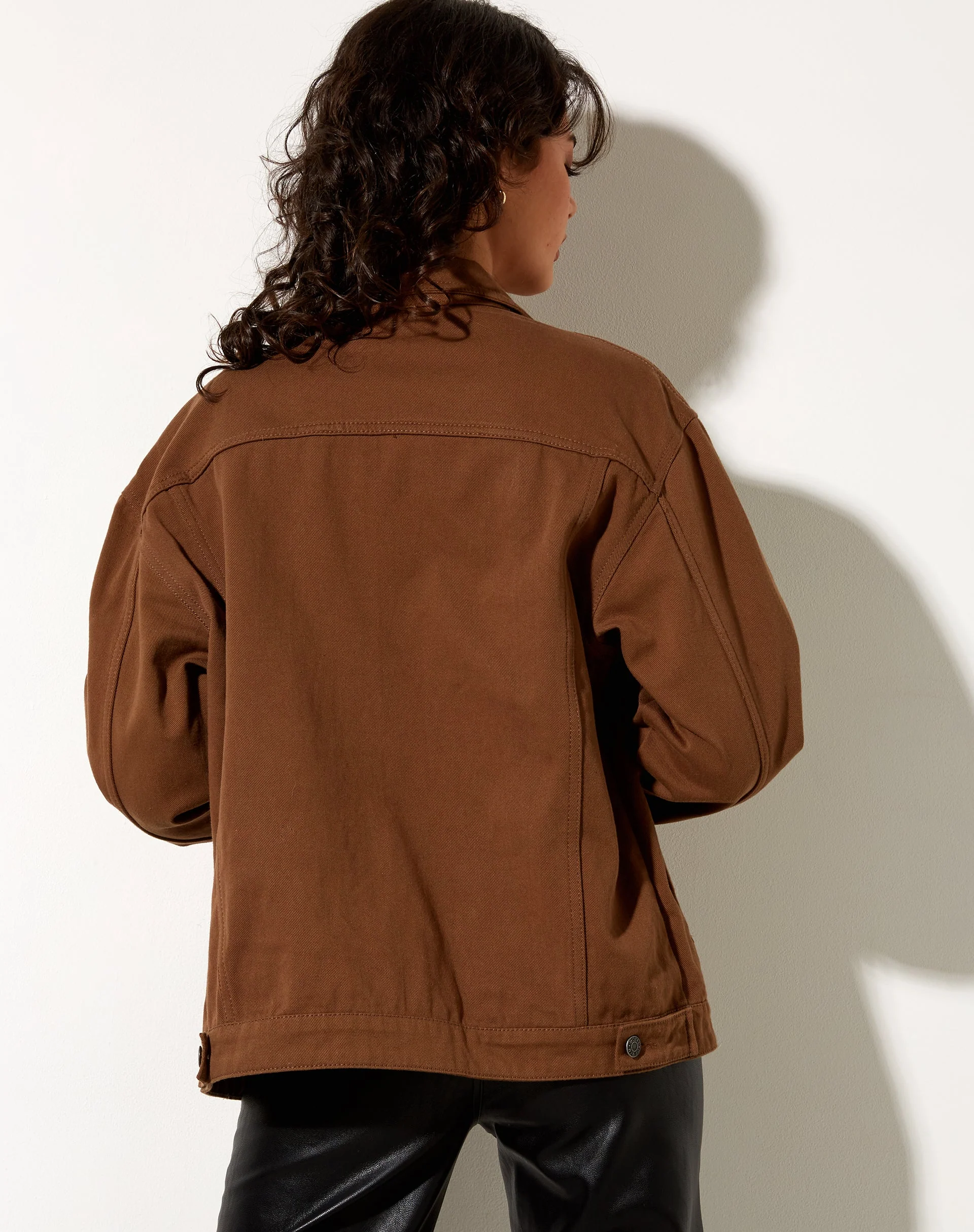 Calissa Longline-Denimjacke in sattem Braun - Image 2