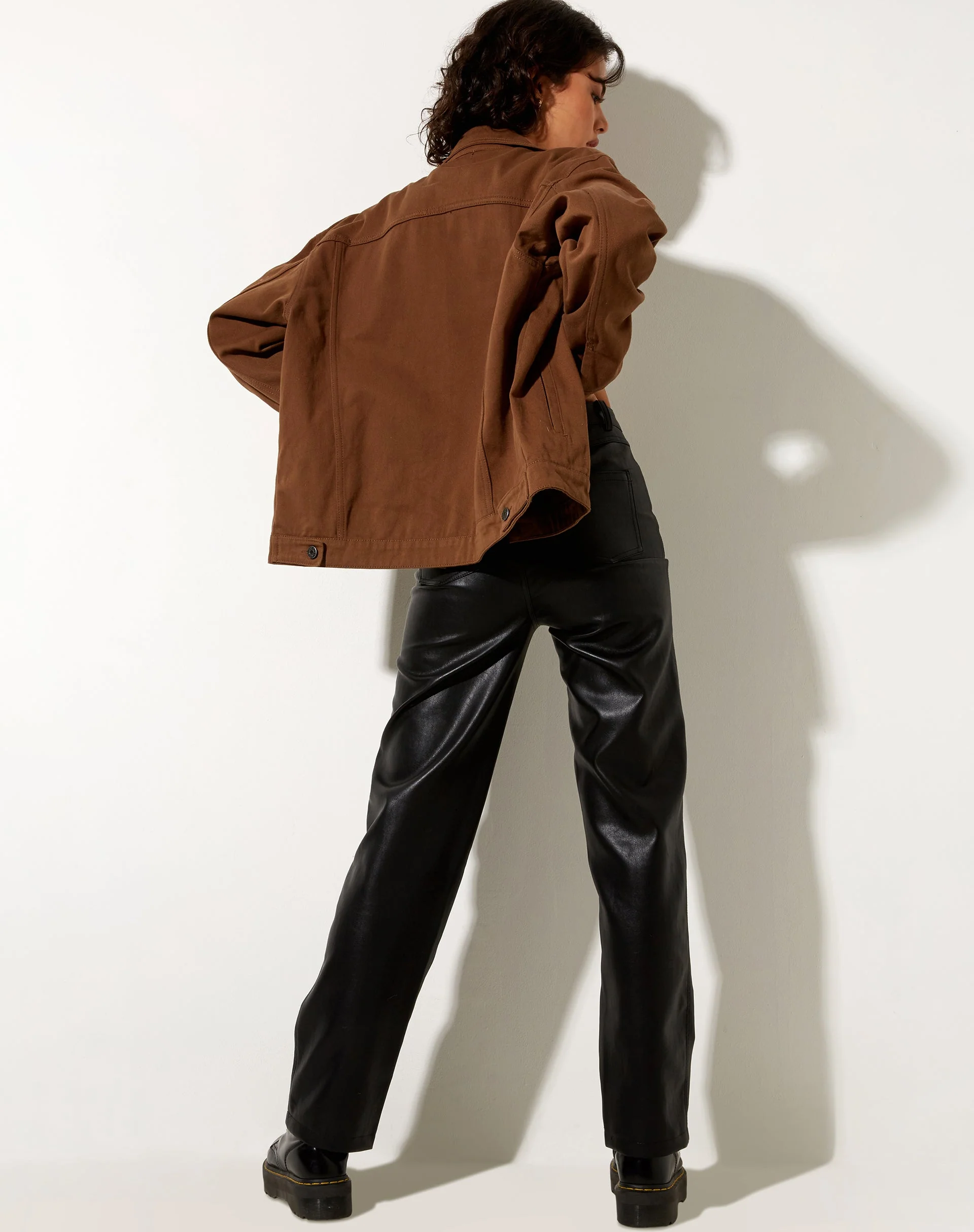 Calissa Longline-Denimjacke in sattem Braun - Image 4