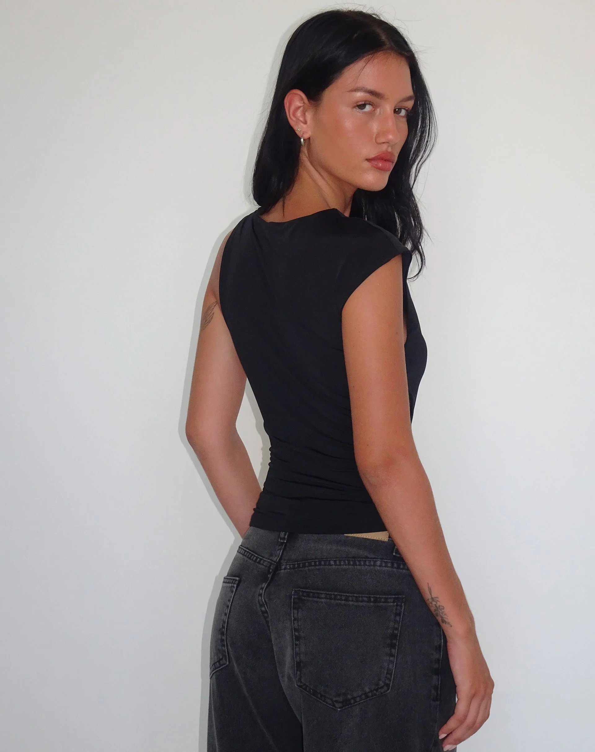 Cambrie Asymmetrisches ärmelloses Top in Schwarz - Image 2