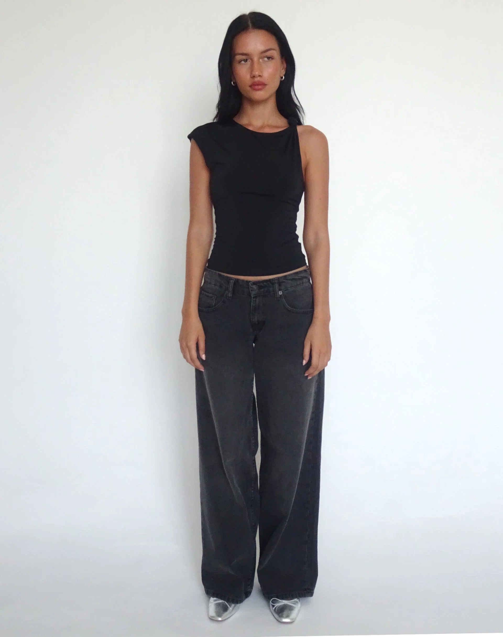 Cambrie Asymmetrisches ärmelloses Top in Schwarz - Image 3