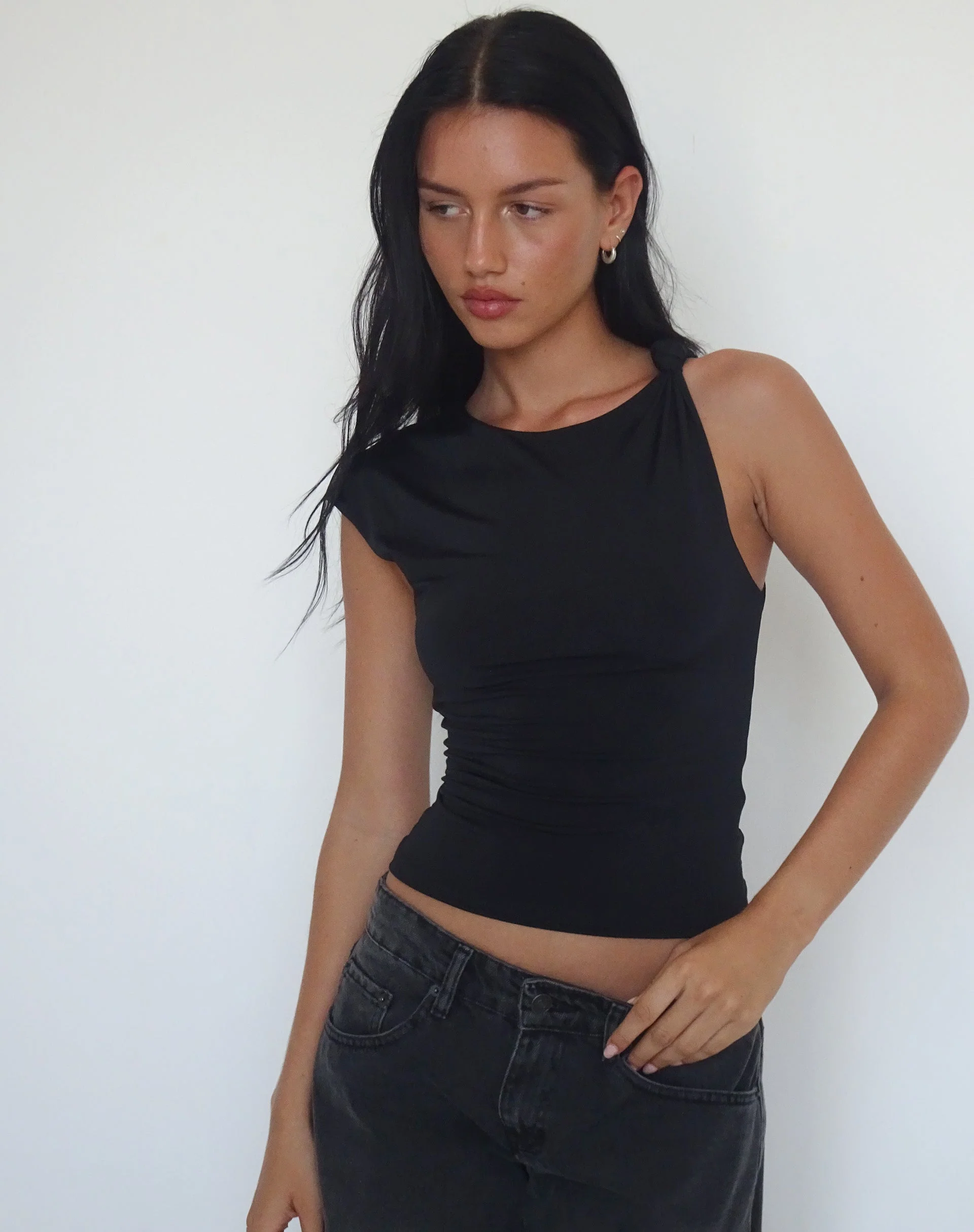 Cambrie Asymmetrisches ärmelloses Top in Schwarz - Image 4