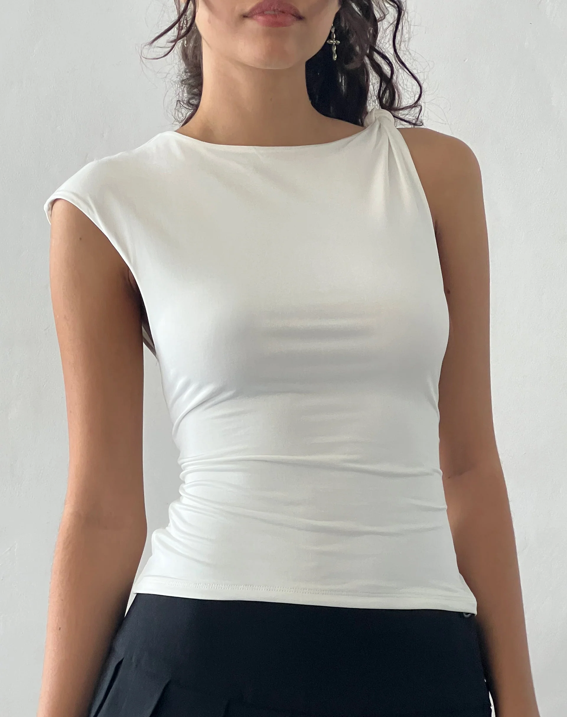 Cambrie Asymmetrisches ärmelloses Top in Elfenbein - Image 2