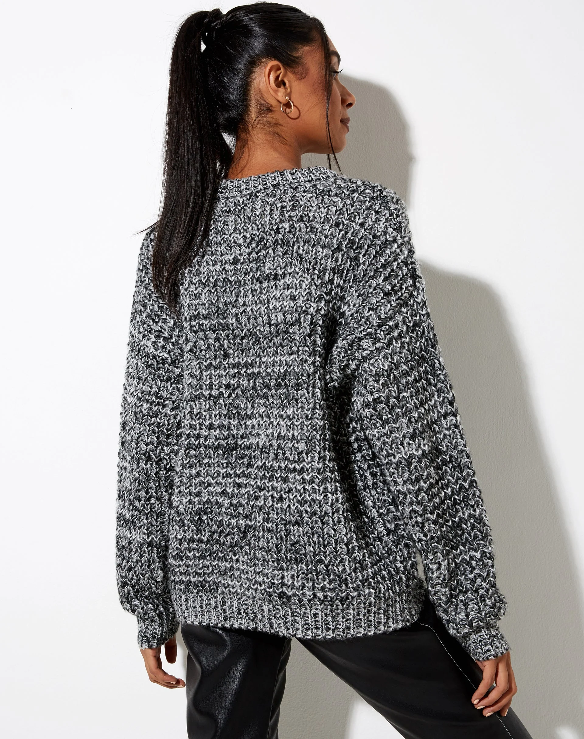 Karibu-Pullover aus Grobstrick in Schwarz, Grau und Weiß - Image 11