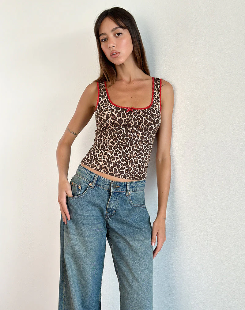 Carillo Vest Top in Rar Leopard Sandstorm mit rotem Saum - Image 2