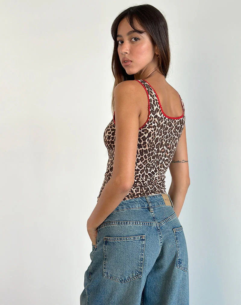 Carillo Vest Top in Rar Leopard Sandstorm mit rotem Saum - Image 3