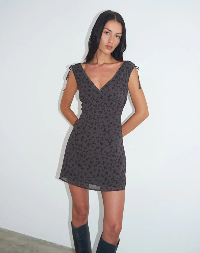 Carmila Mini-Kleid mit Raffungen und minimalistischem Blumenmuster in Dunkelgrau - Image 4