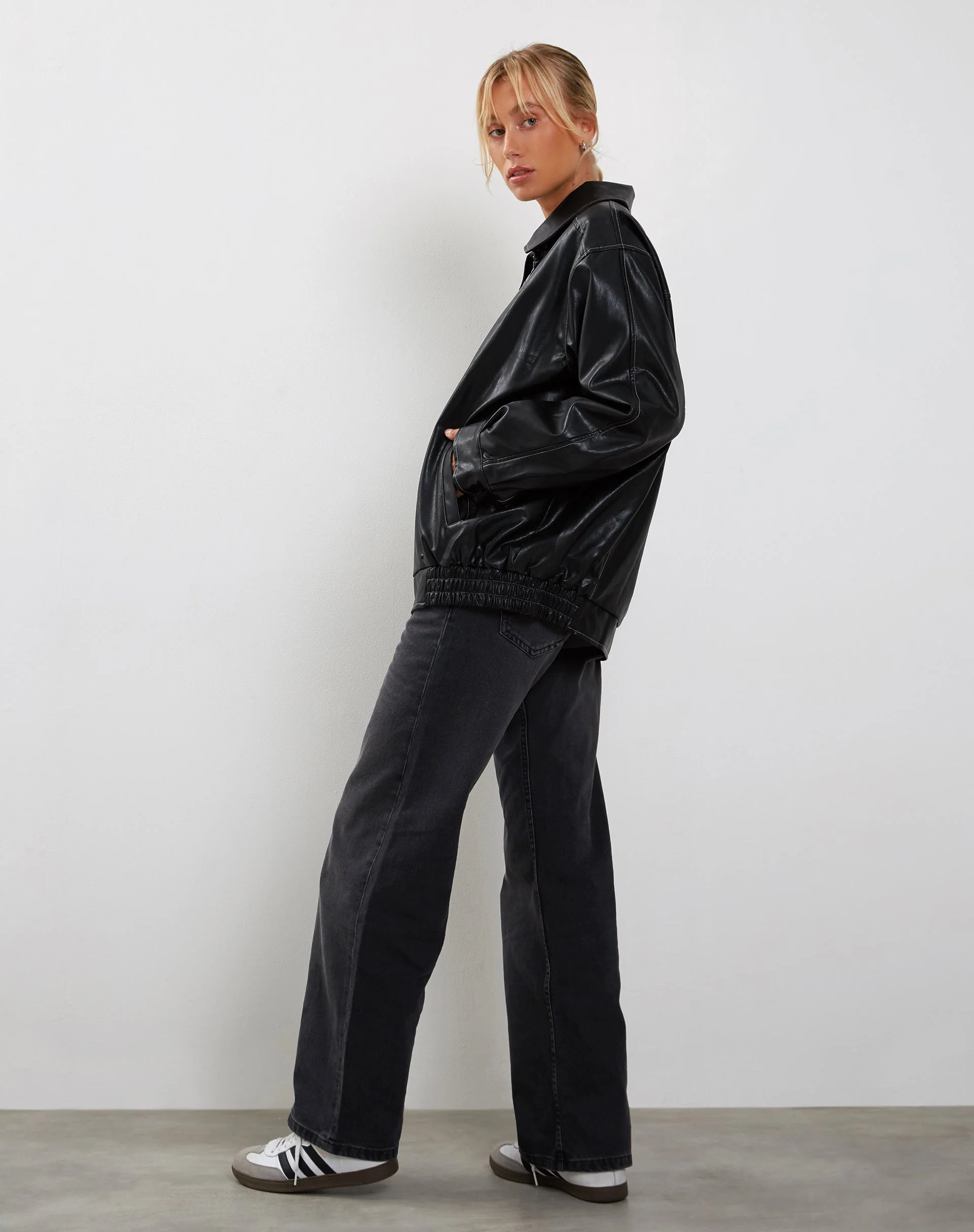 Cavita Jacke in Schwarz mit grauer Steppnaht - Image 4