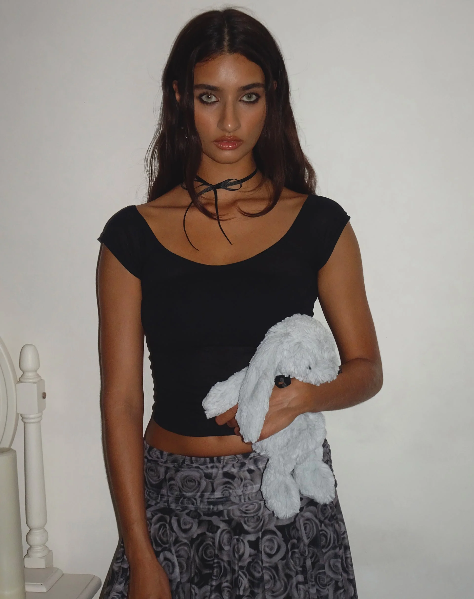Charya Schulternahes Top in Schwarz - Image 3