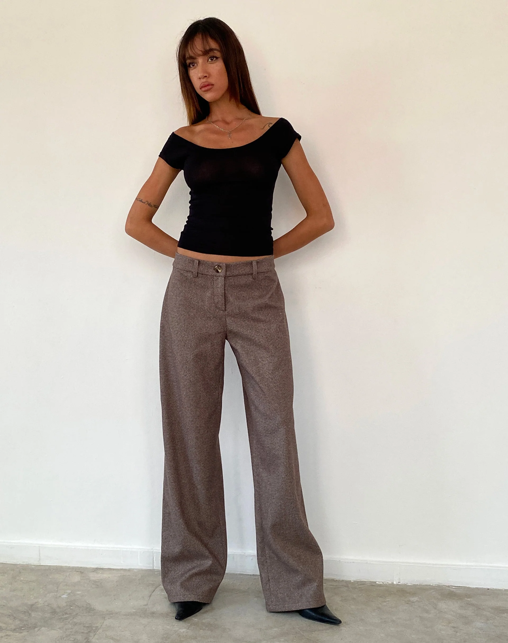 Charya Schulternahes Top in Schwarz - Image 4