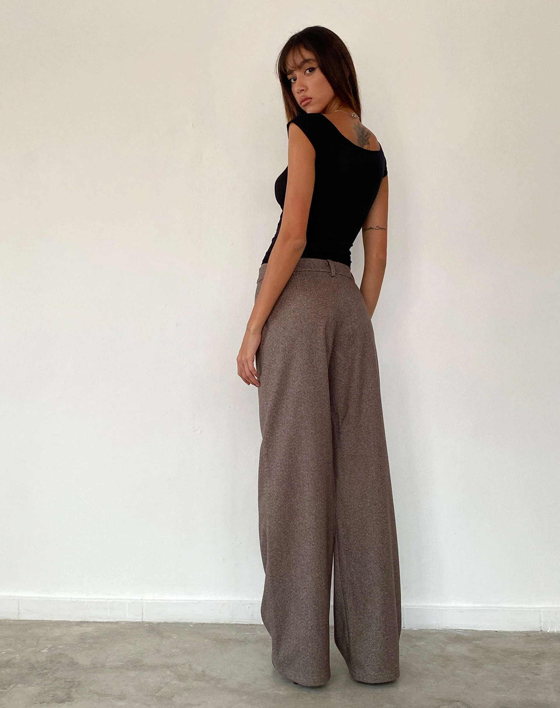 Charya Schulternahes Top in Schwarz - Image 5