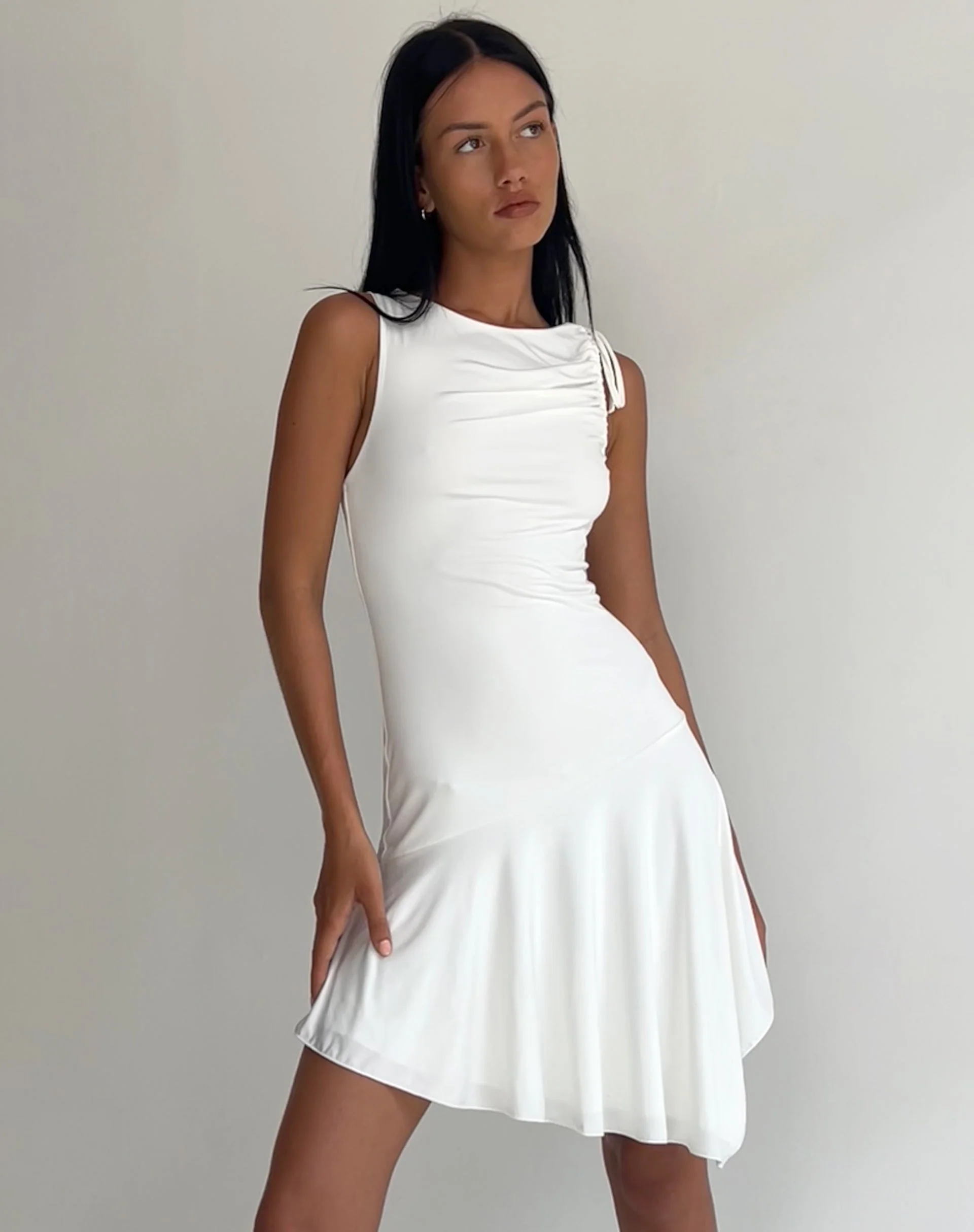 Chaya Minikleid mit Wasserfall-Saum in Slinky Ivory