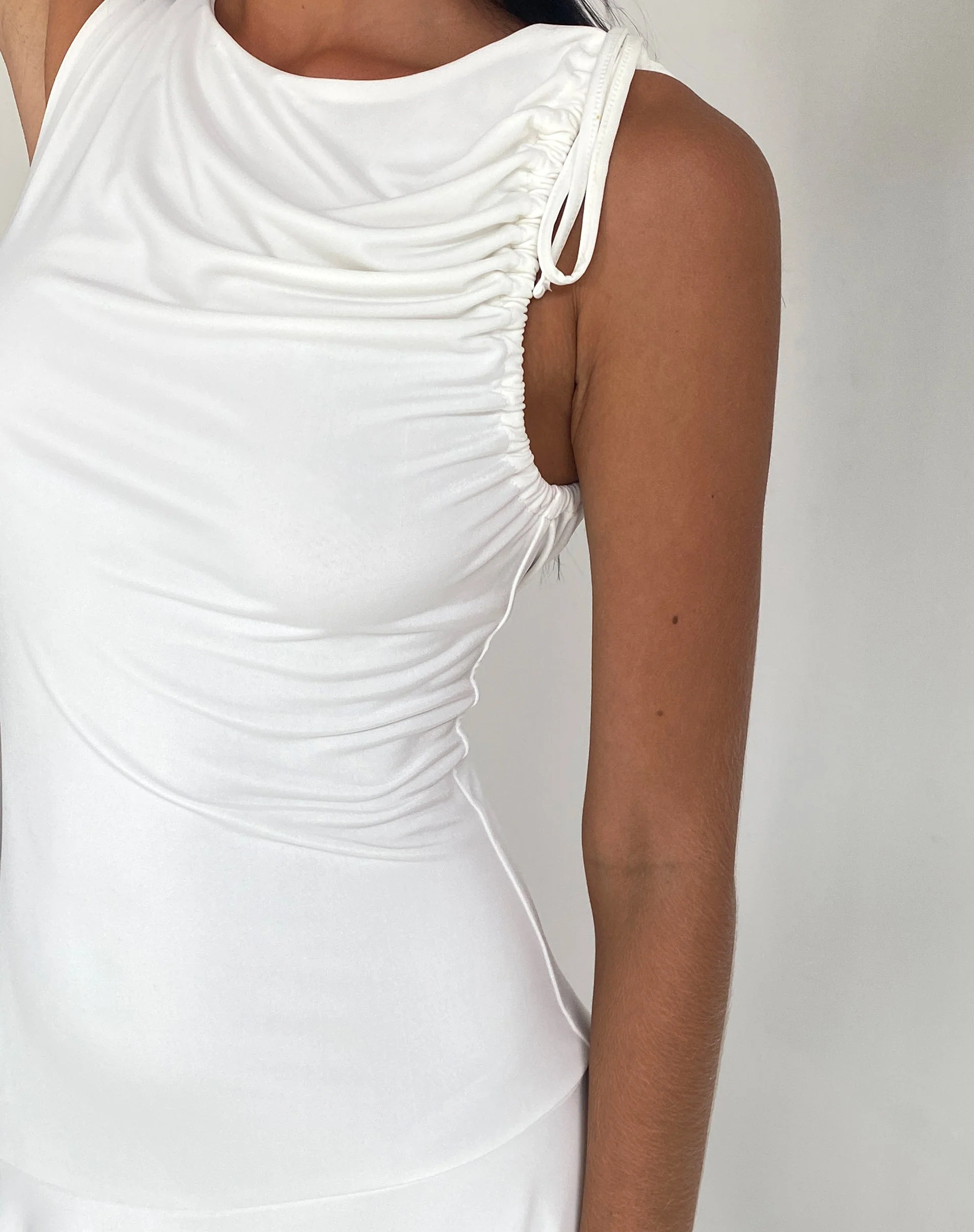 Chaya Minikleid mit Wasserfall-Saum in Slinky Ivory - Image 3