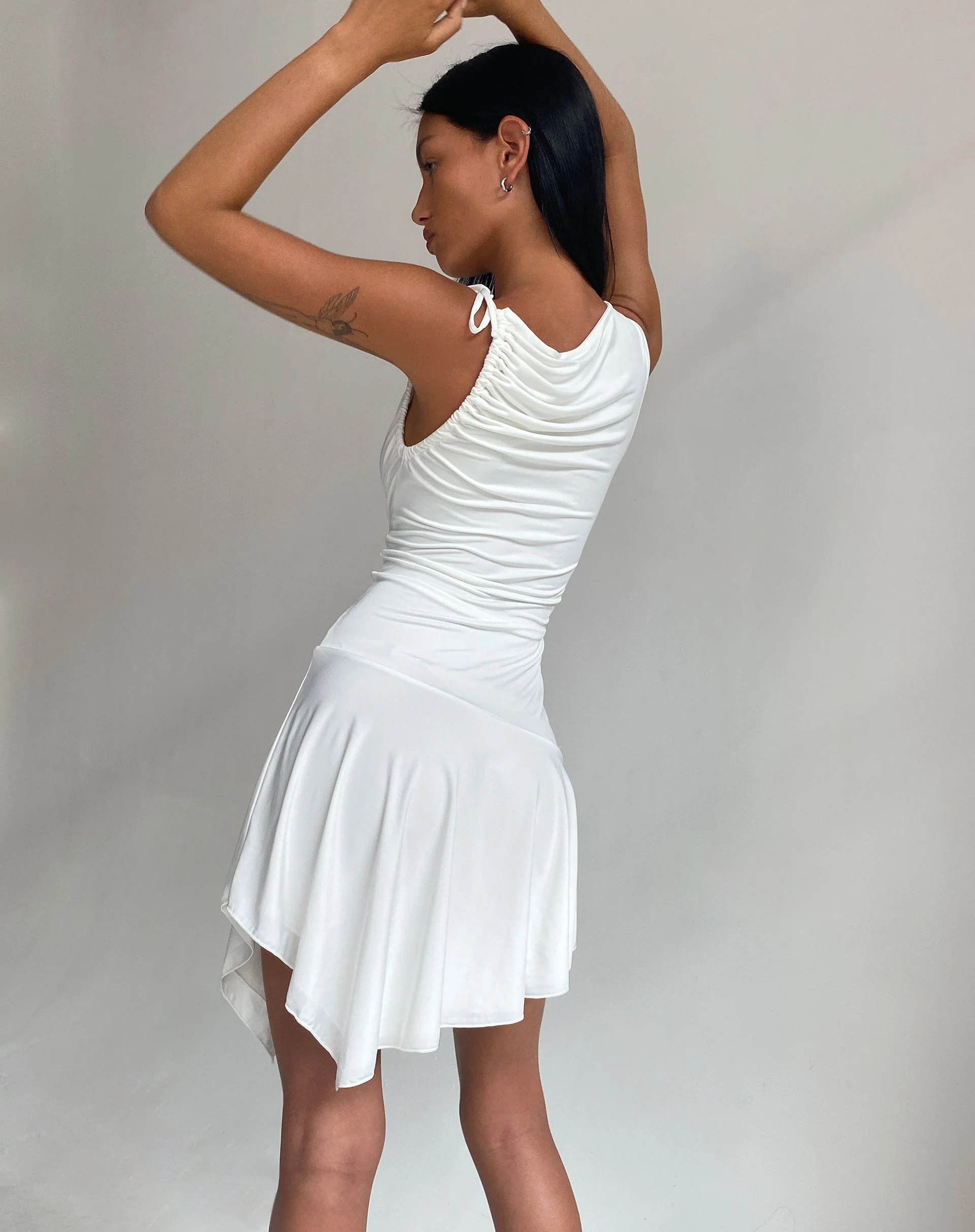 Chaya Minikleid mit Wasserfall-Saum in Slinky Ivory - Image 5