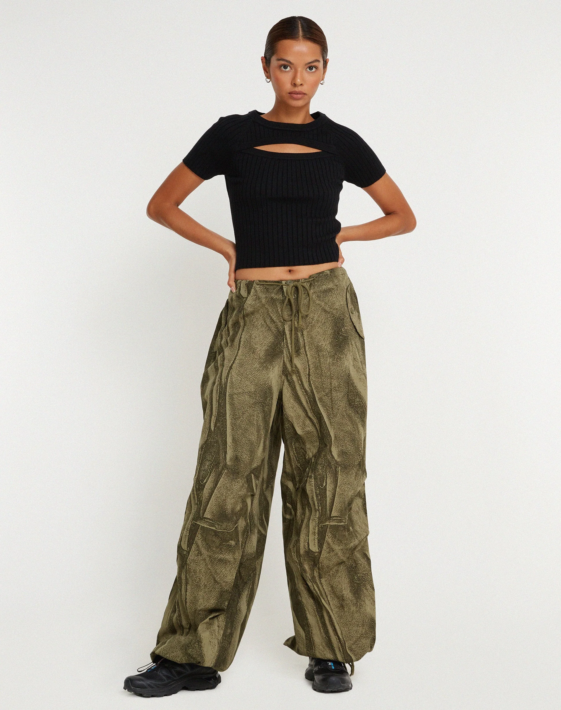 Chute-Hose in Dystopischer Bügelfalte Khaki - Image 3