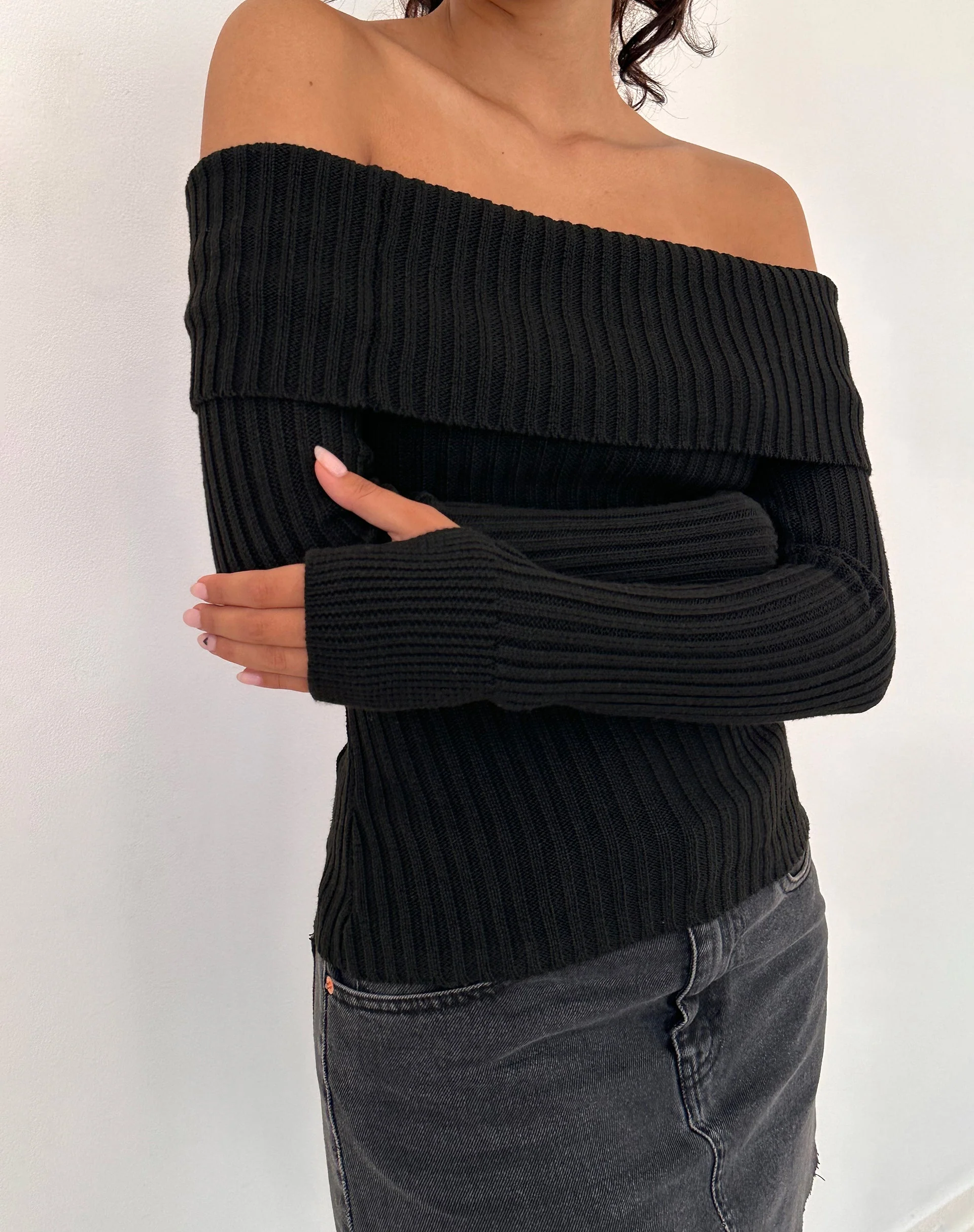 Circe Off-Shoulder Langarm-Strickoberteil in Schwarz - Image 2
