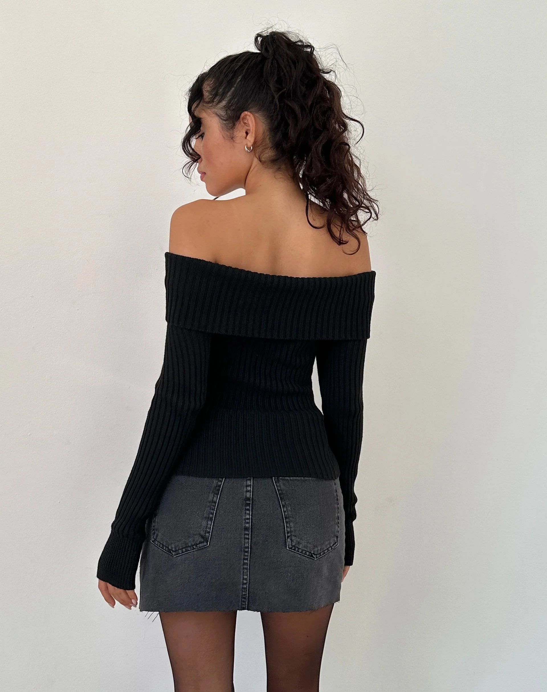 Circe Off-Shoulder Langarm-Strickoberteil in Schwarz - Image 3