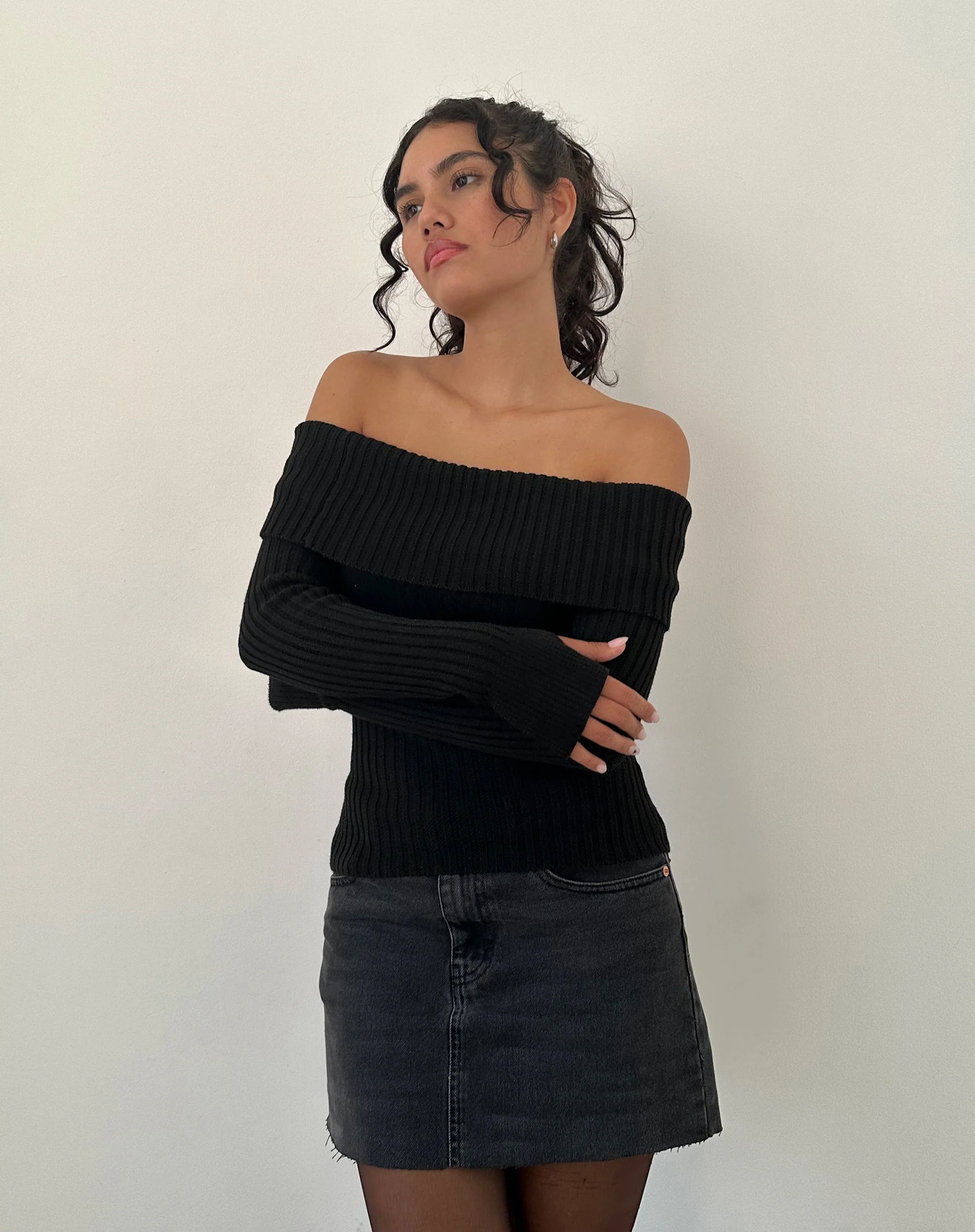 Circe Off-Shoulder Langarm-Strickoberteil in Schwarz - Image 4