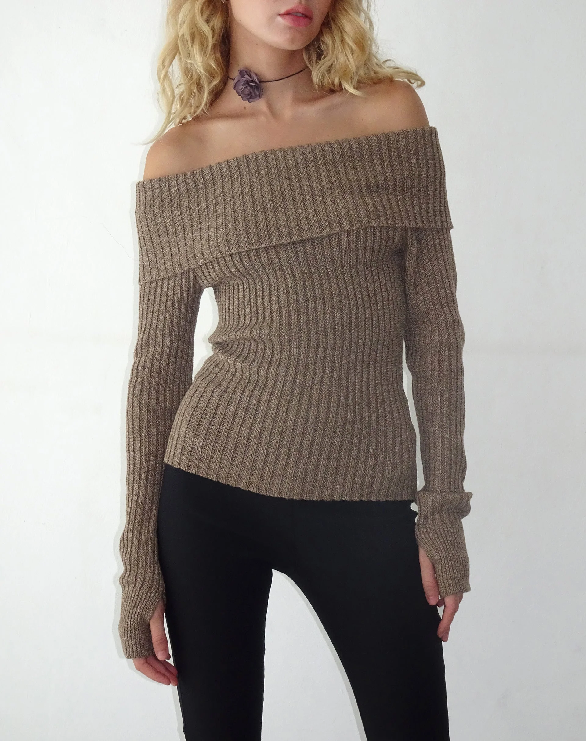 Circe Off-Shoulder Langarm-Strickoberteil in Garnbraun - Image 3
