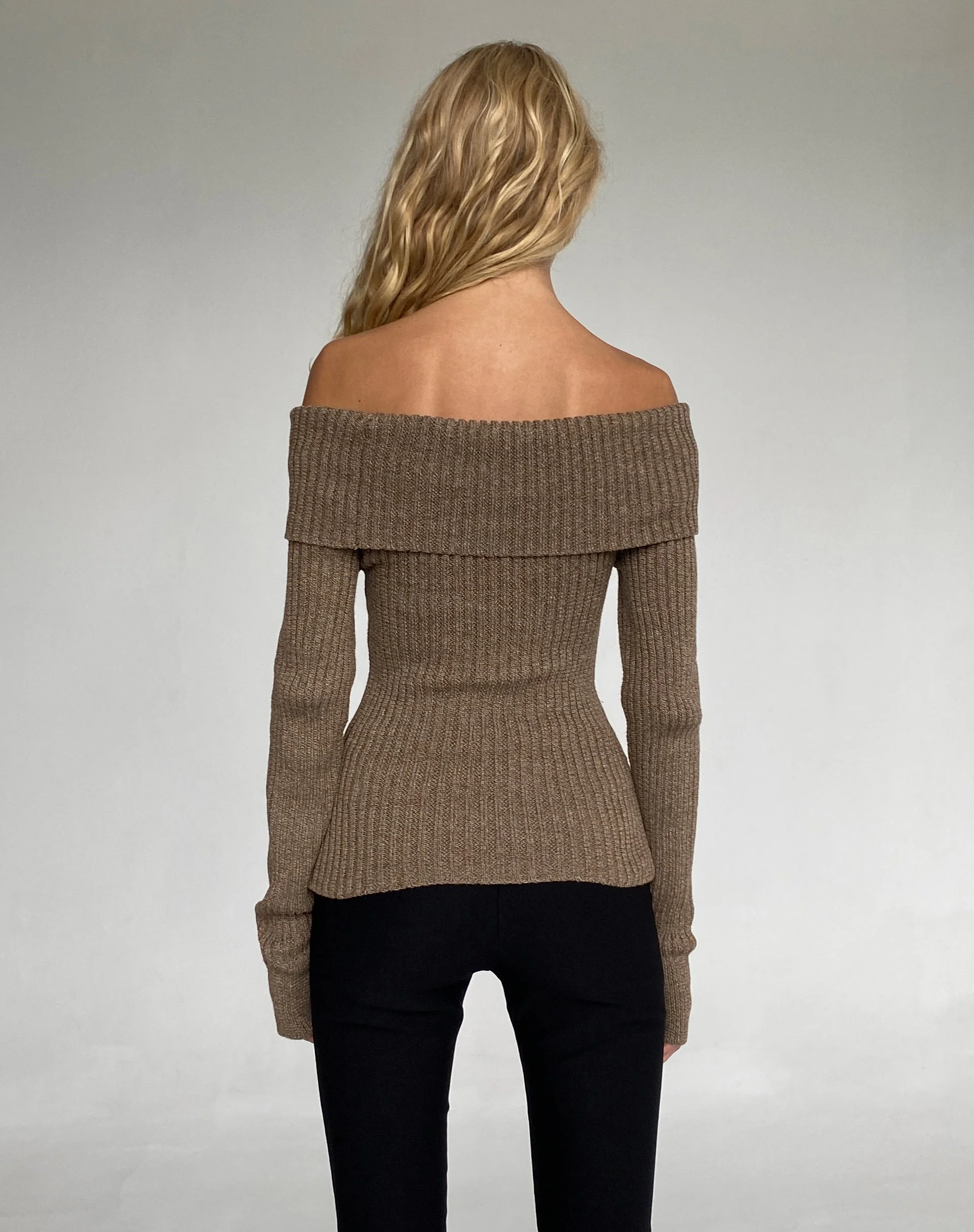 Circe Off-Shoulder Langarm-Strickoberteil in Garnbraun - Image 4