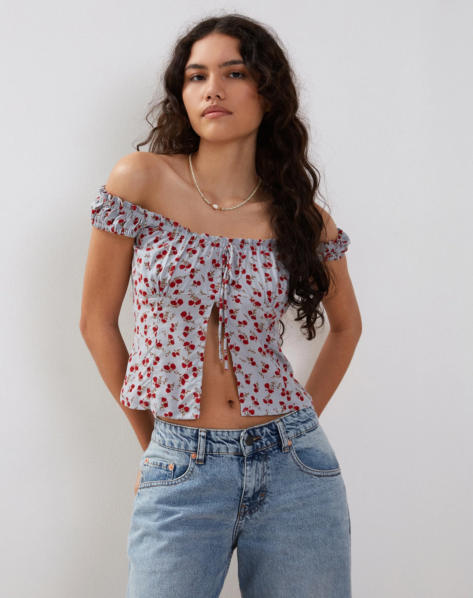 Citra Bardot-Rüschen-Top in Blau Floral Ditsy - Image 3