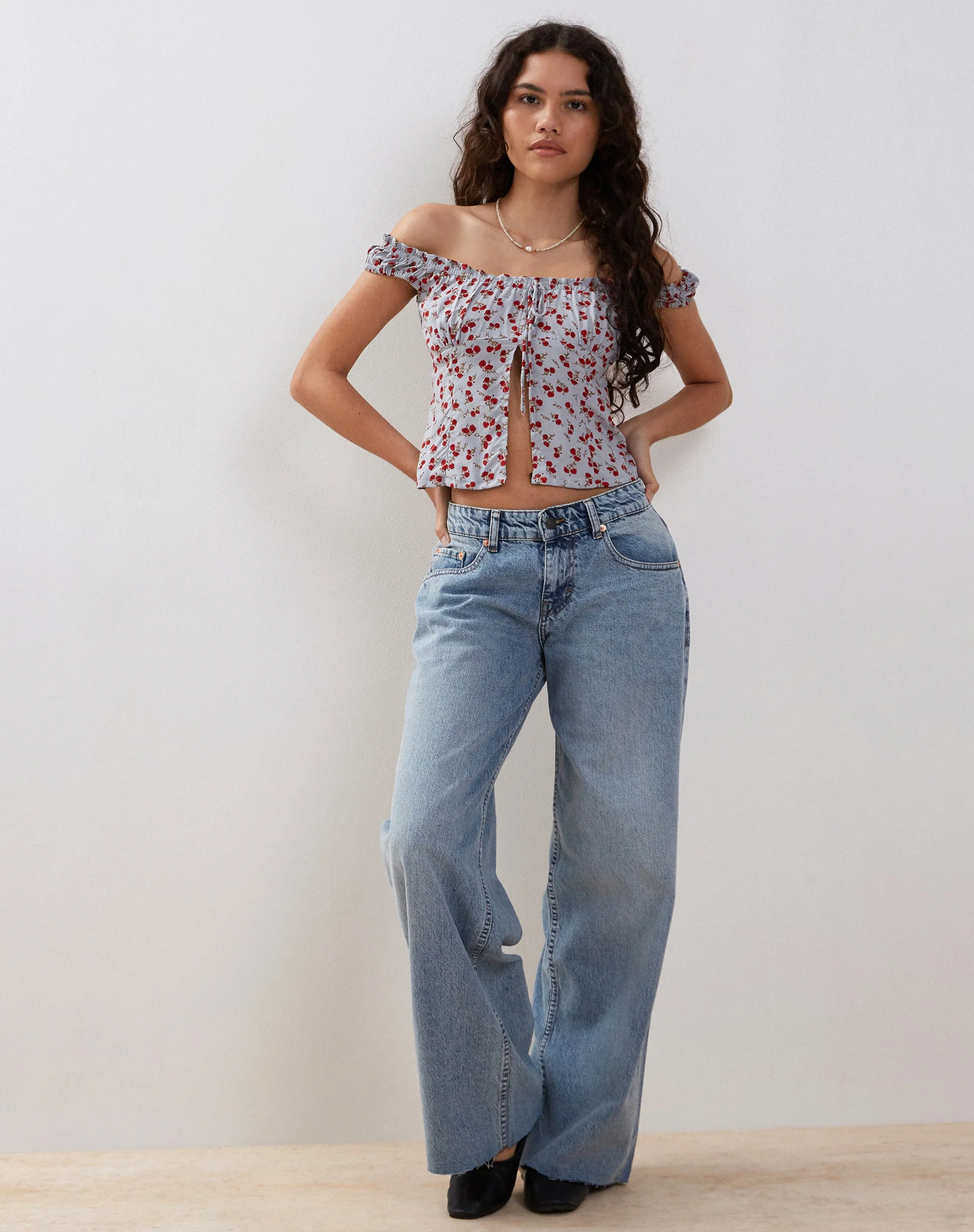 Citra Bardot-Rüschen-Top in Blau Floral Ditsy - Image 4