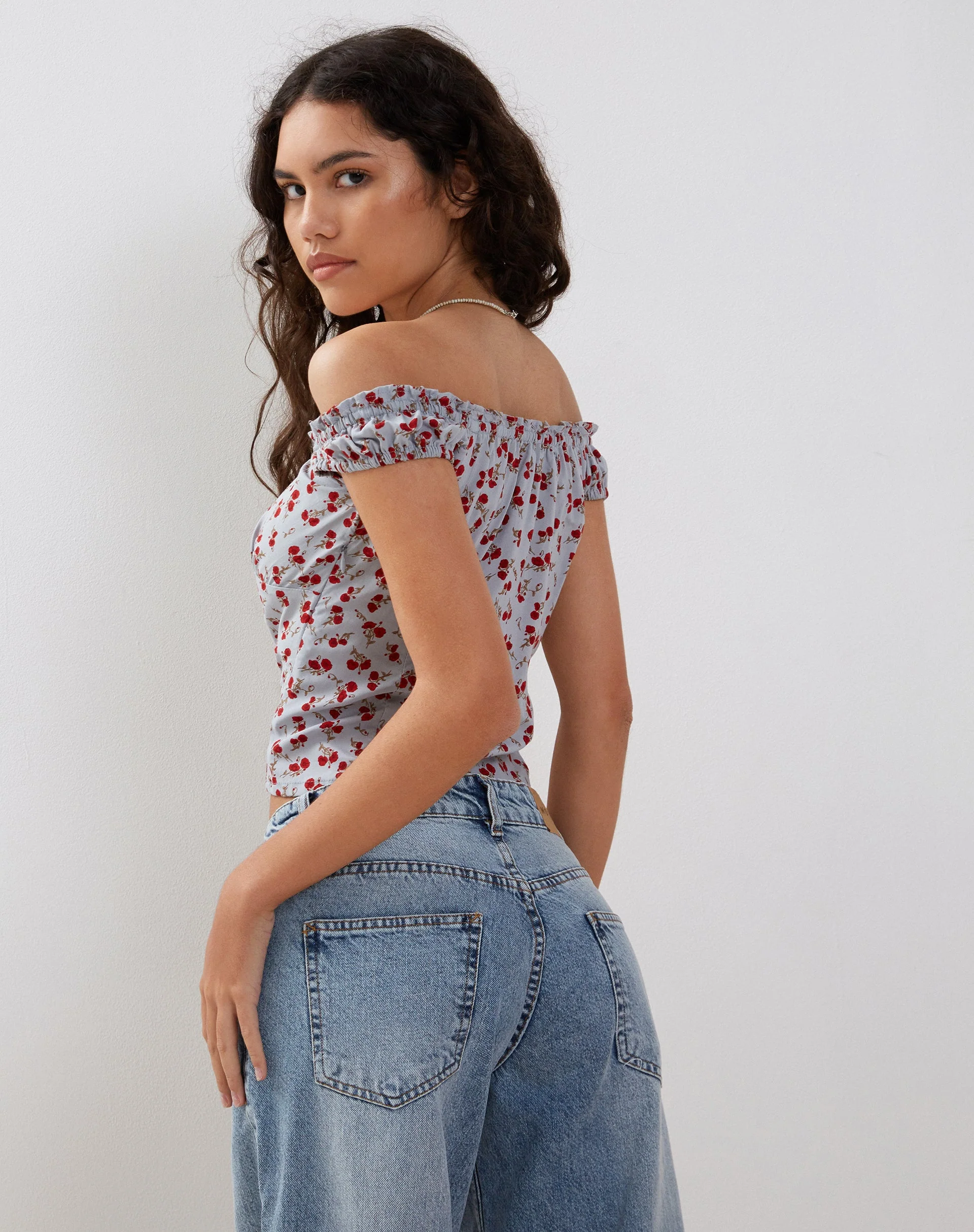 Citra Bardot-Rüschen-Top in Blau Floral Ditsy - Image 5