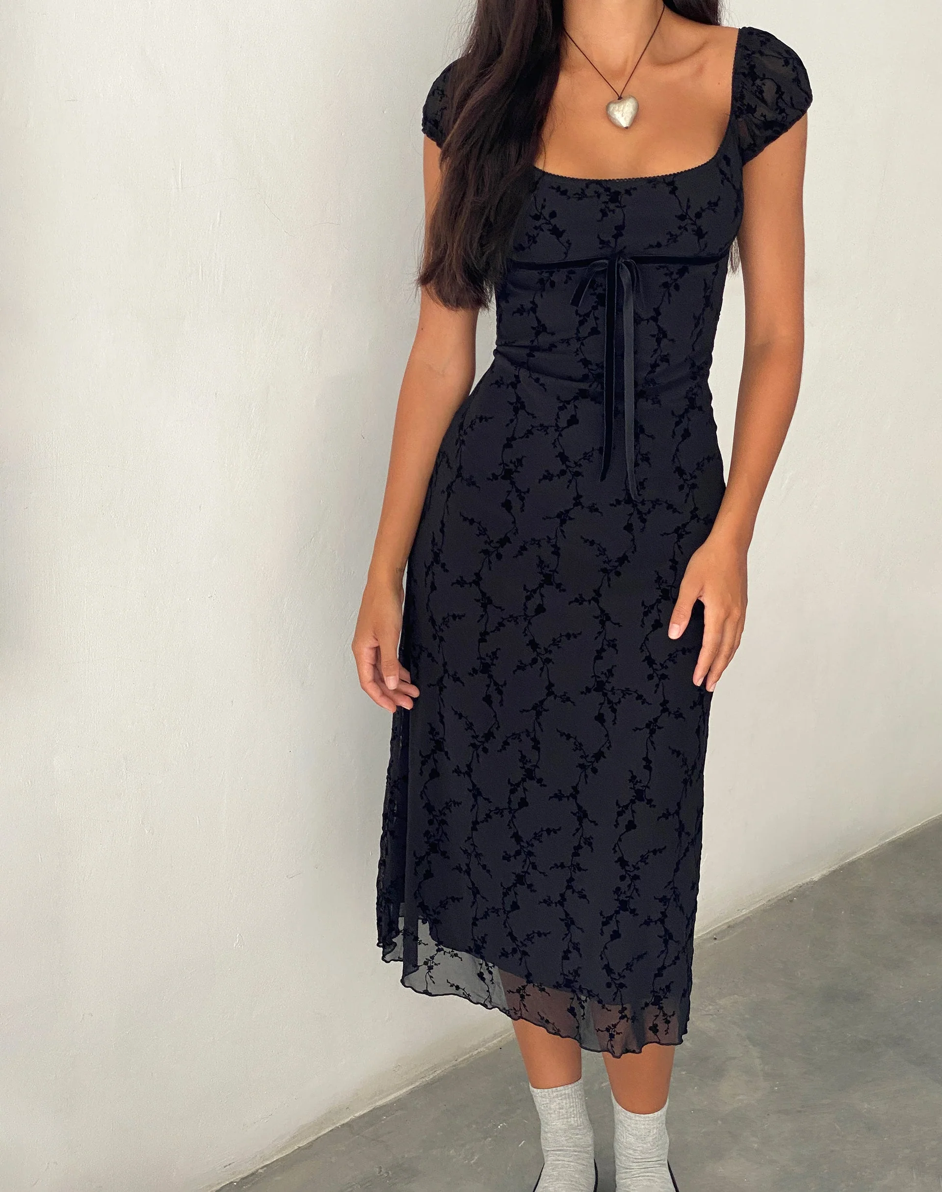 Clarisse Midikleid aus Mesh Vine Flower Schwarz - Image 5