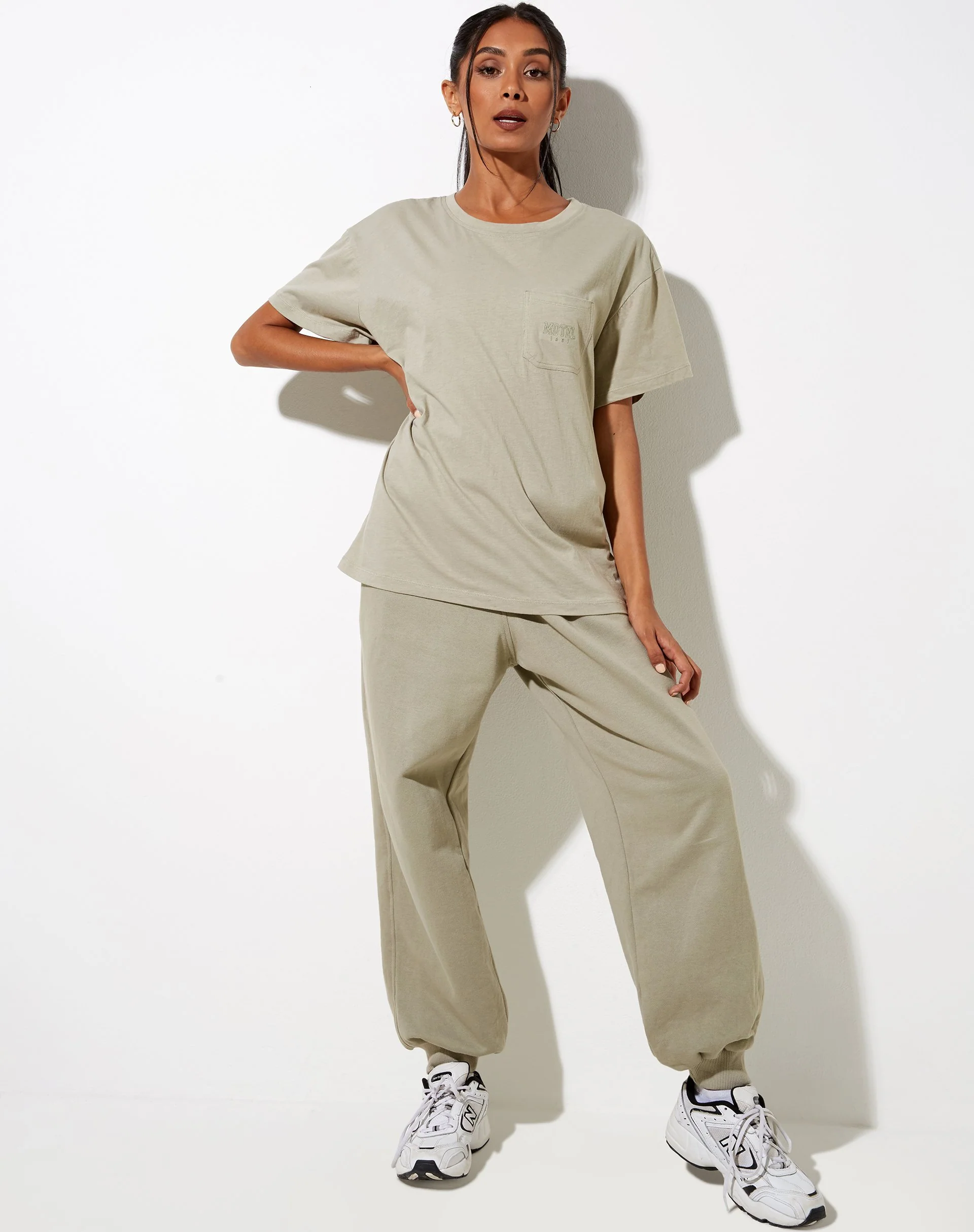 Cloete Tee in London Fog Motel 1997 Stickerei - Image 4