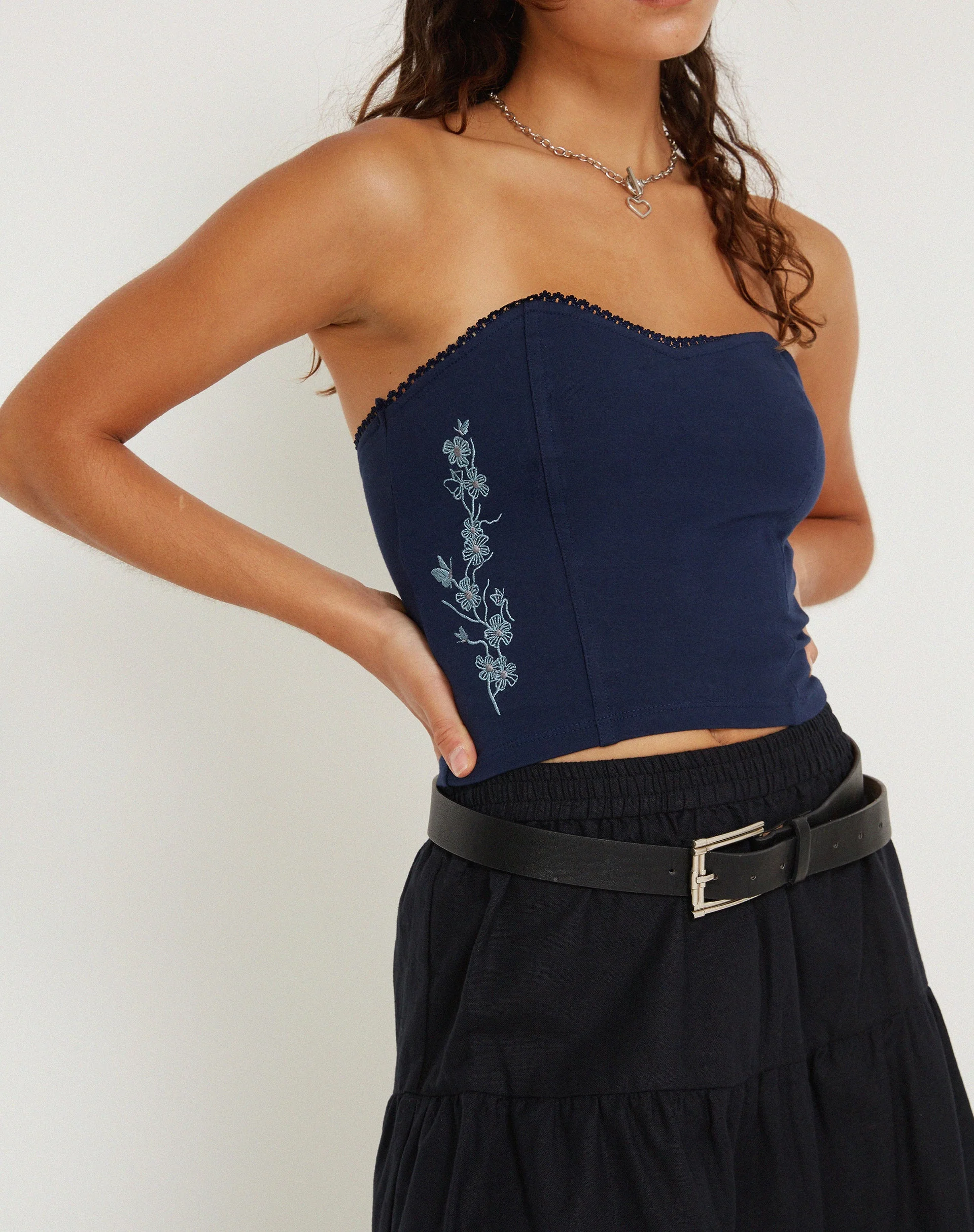 Clyde Besticktes Bandeu Top in Navy Blume Schmetterling Emb - Image 3