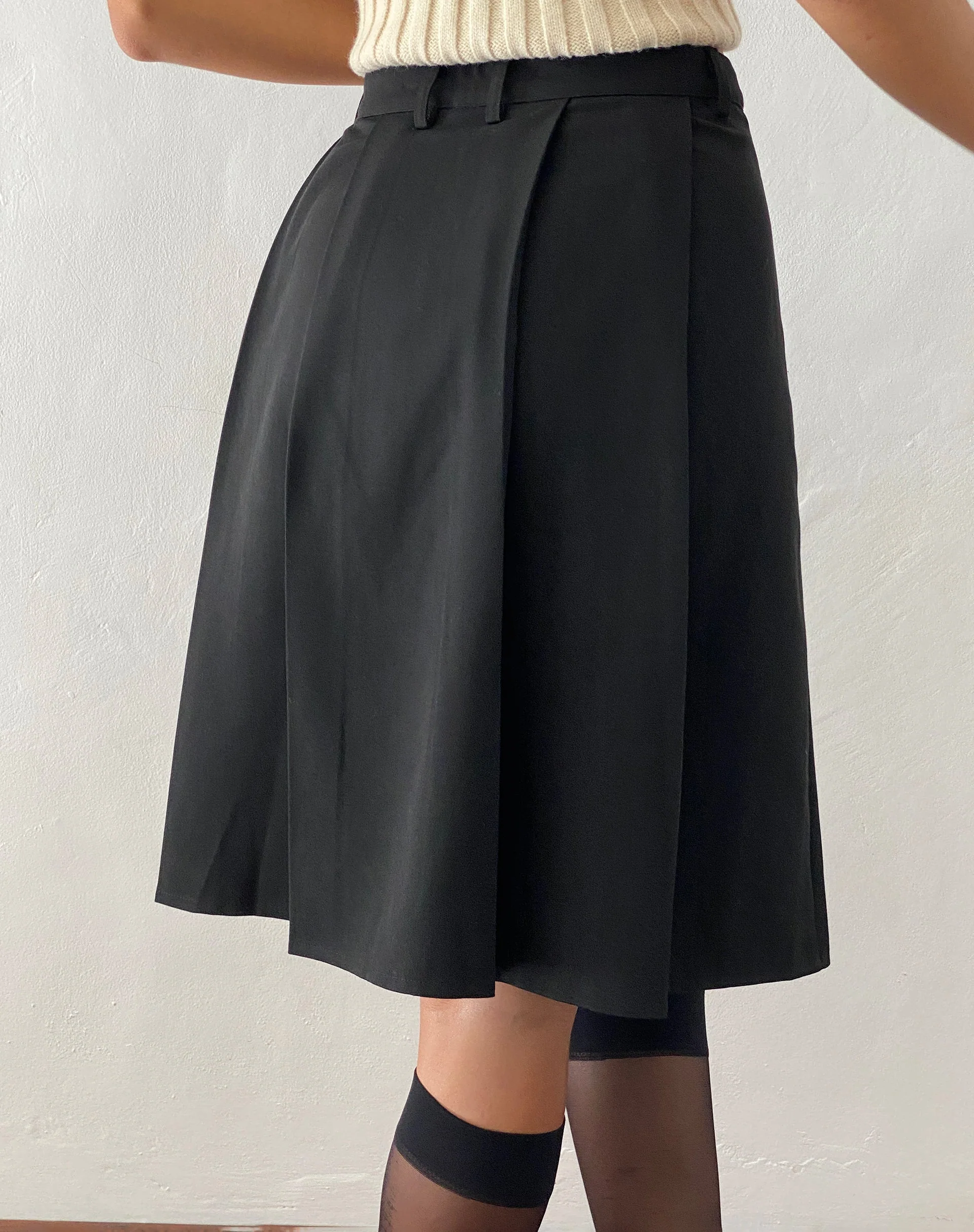 Colette Knielanger Faltenrock in Schwarz Tailoring - Image 3